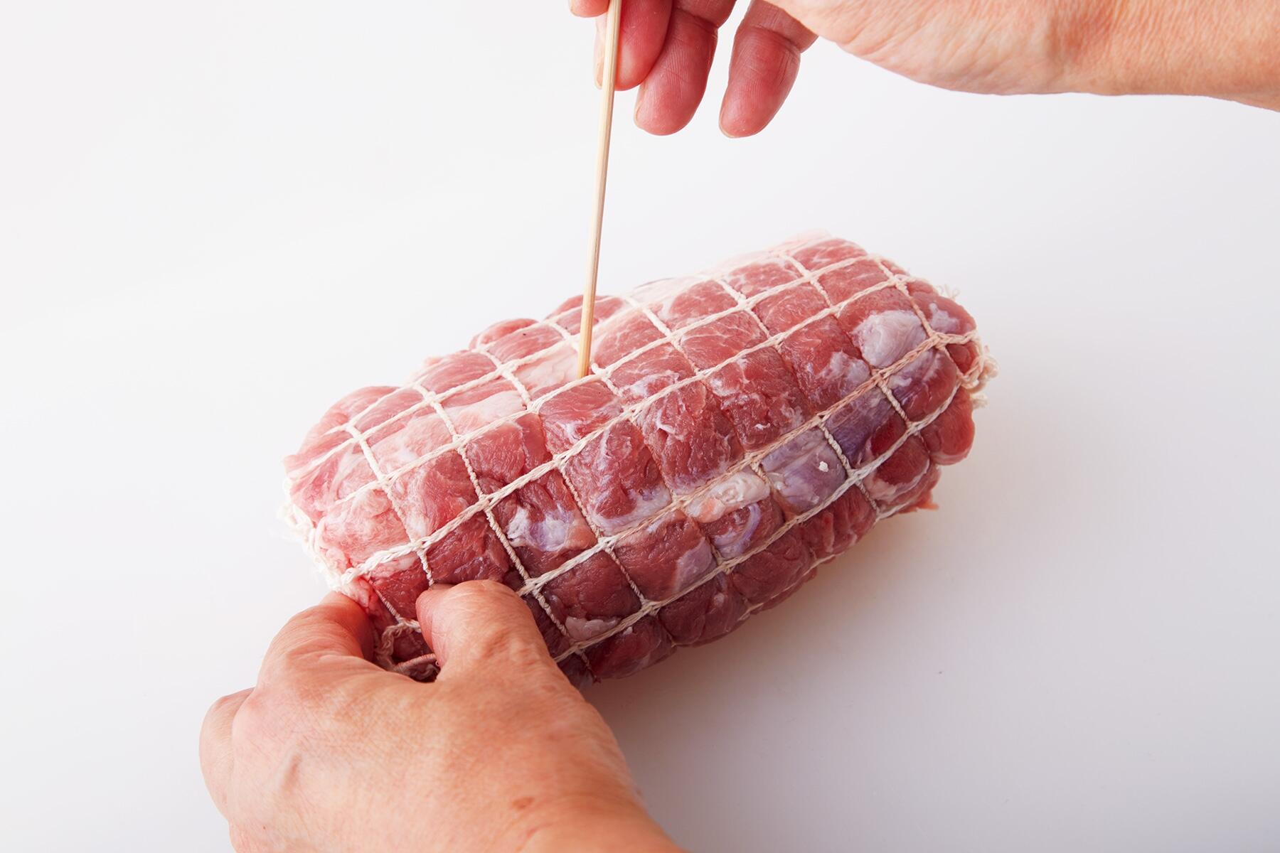 豚肉に穴を空ける