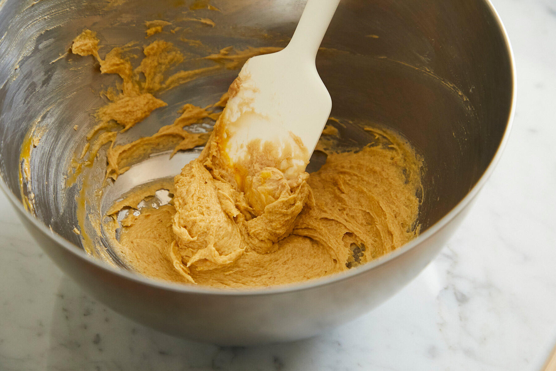 バターと砂糖を混ぜる