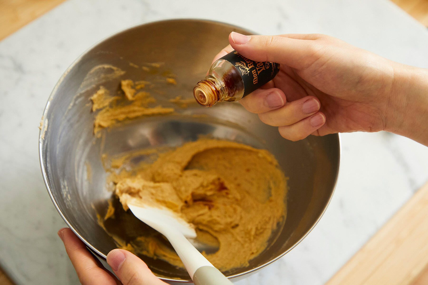 卵とバニラオイルを加える