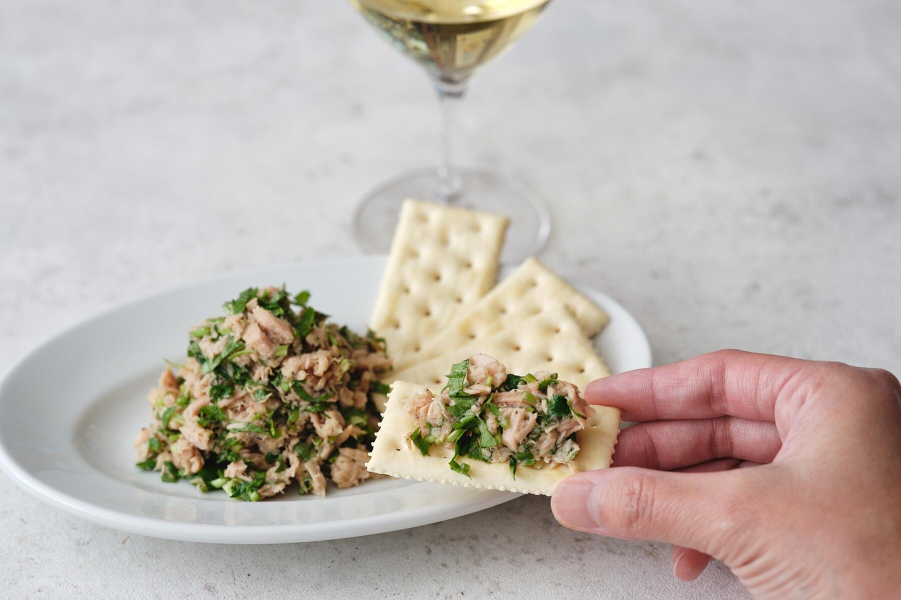 キリッと冷えた白ワインに合わせたい“ツナリエット！香菜・にんにく風味”