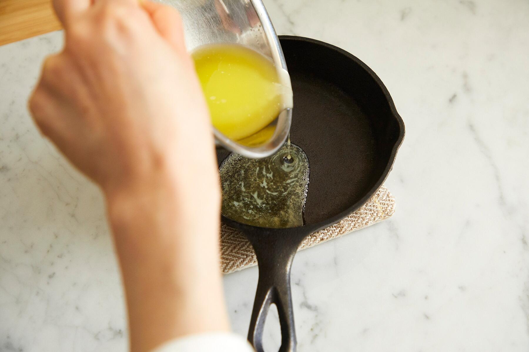 バターをスキレットに入れる