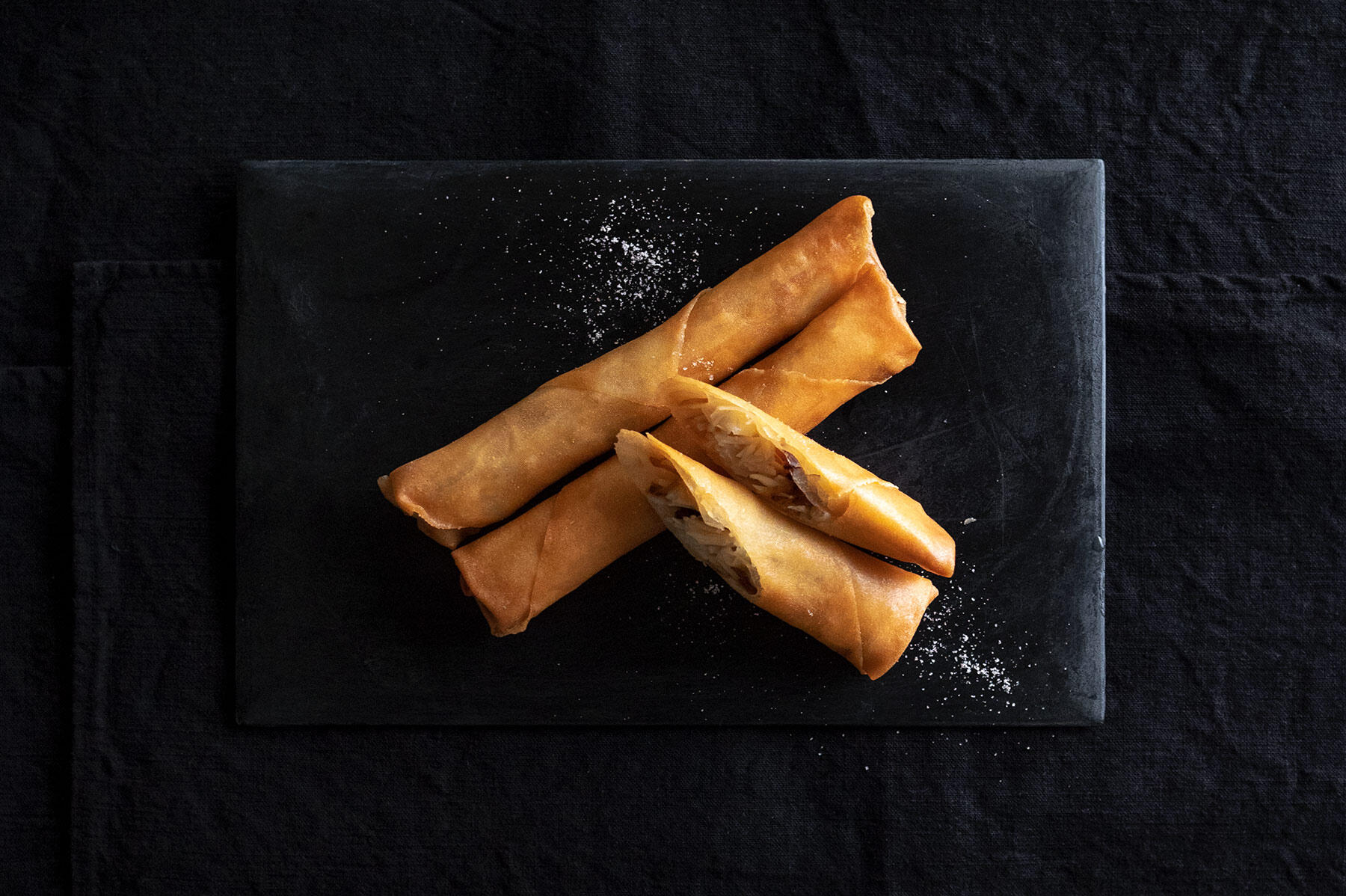 花椒がふわりと香る“えのきの春巻き”