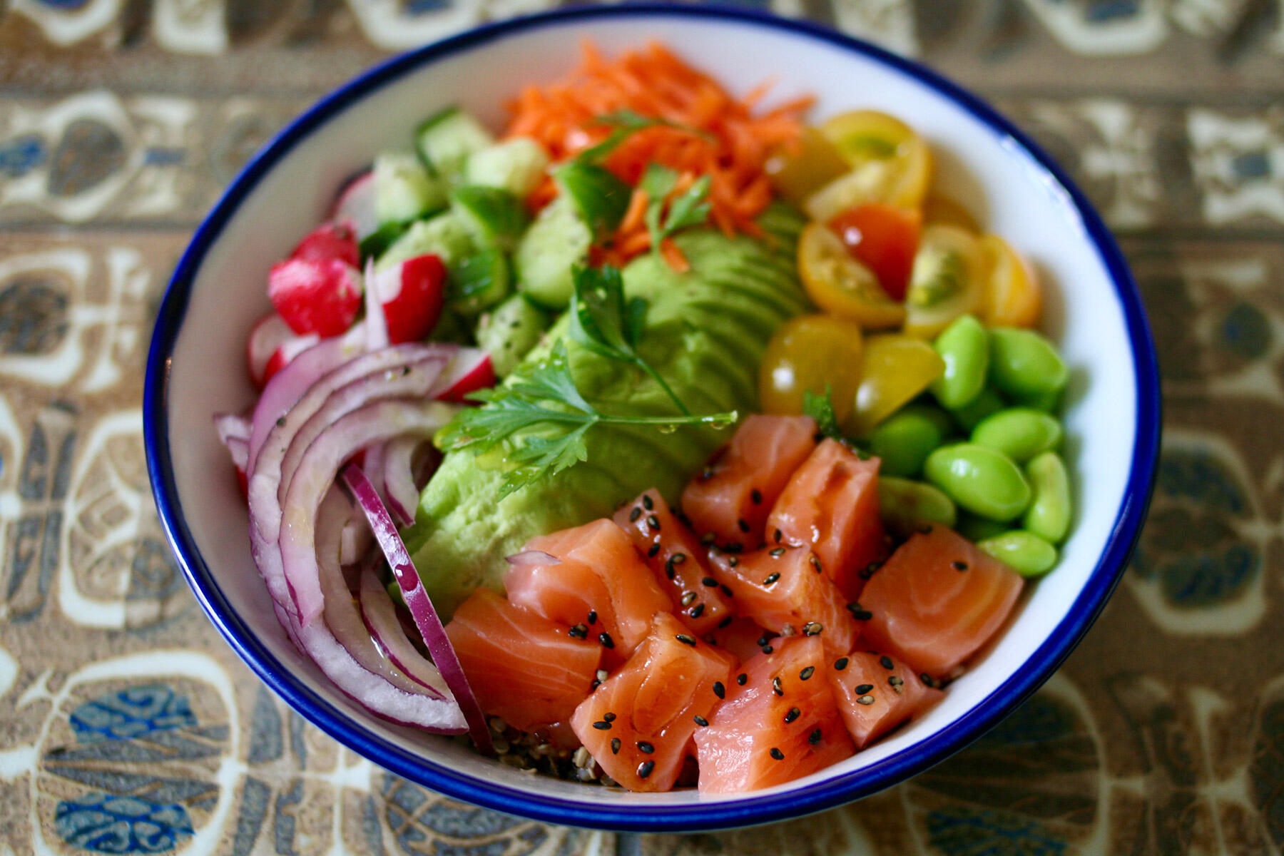 食べごたえ抜群のポケ・ボウル・サラダ