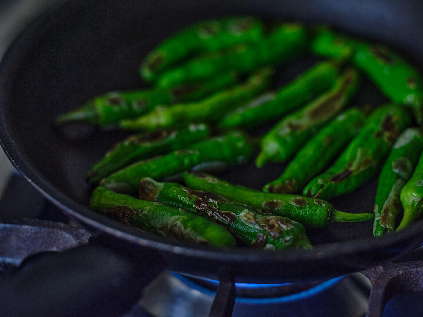 ししとうを焼く
