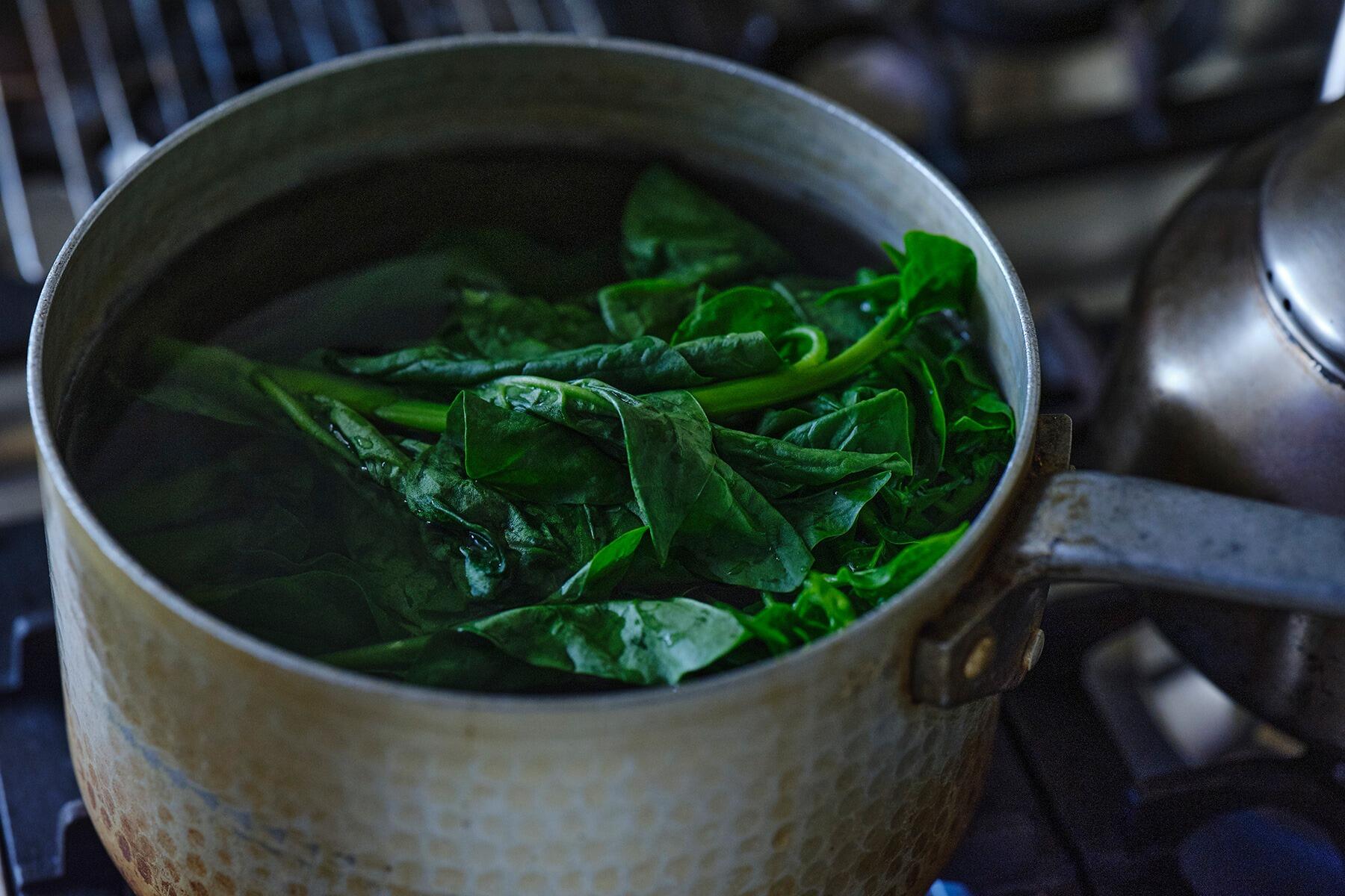 つるむらさきをゆでる