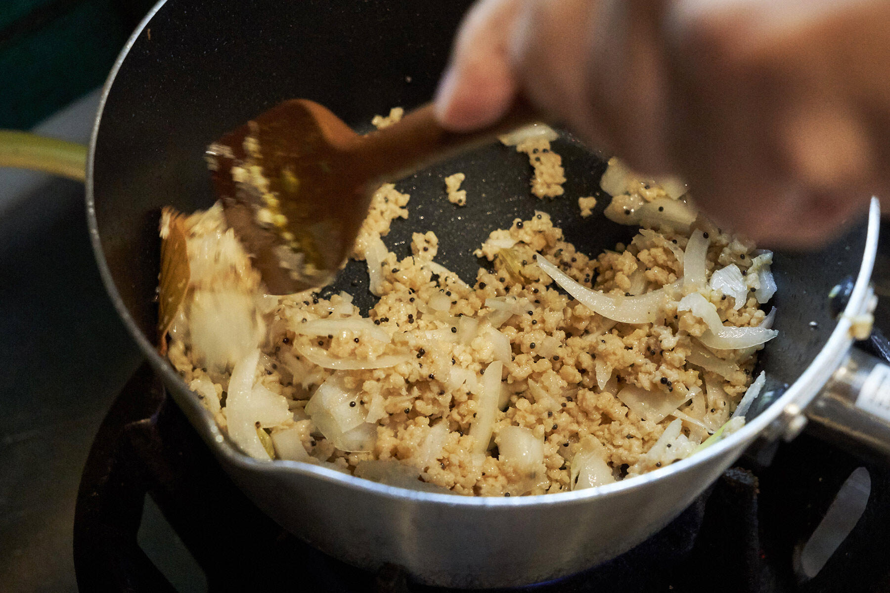 ホールスパイスをテンパリングし、具を炒める