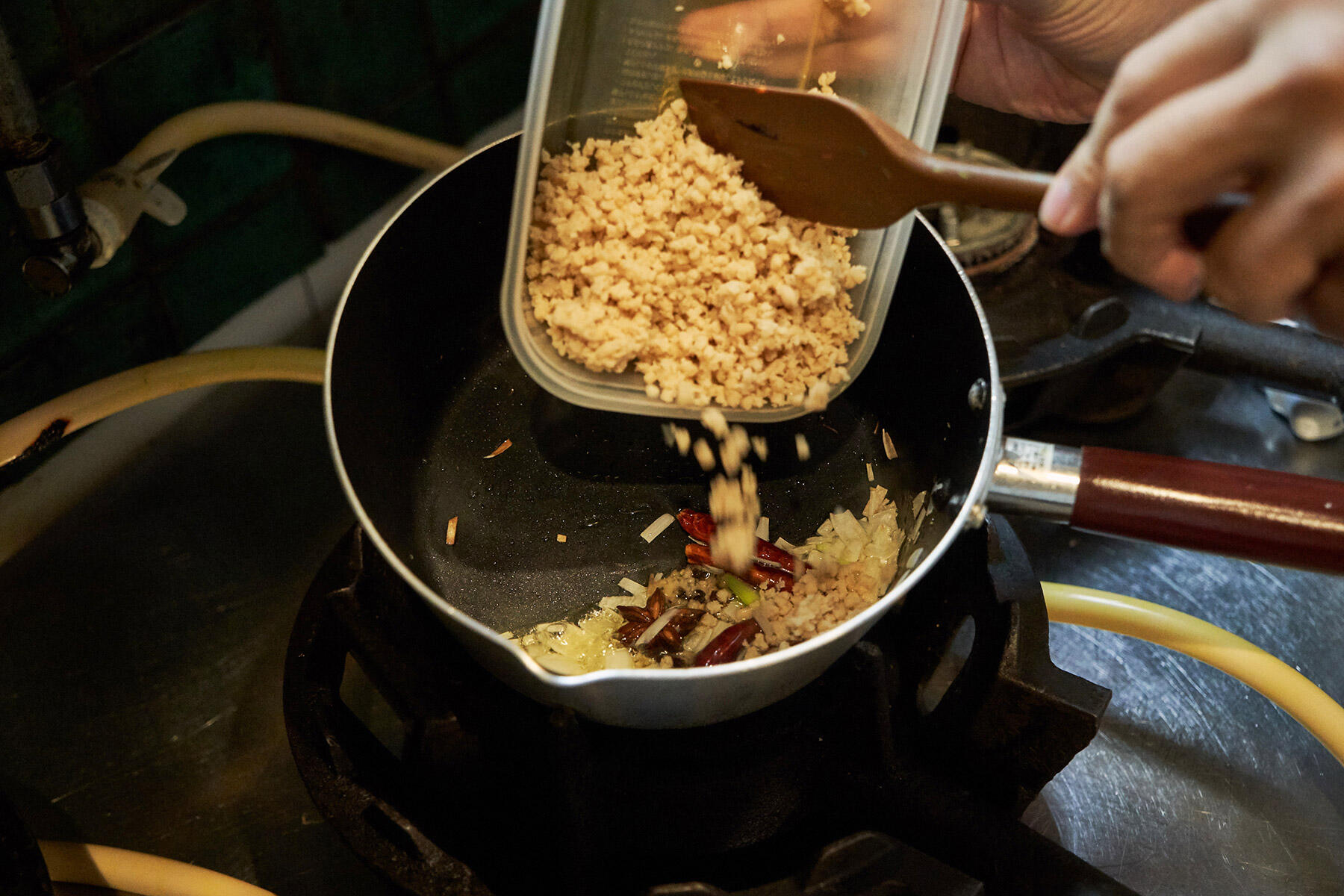 ホールスパイスをテンパリングし、大豆ミートを炒める