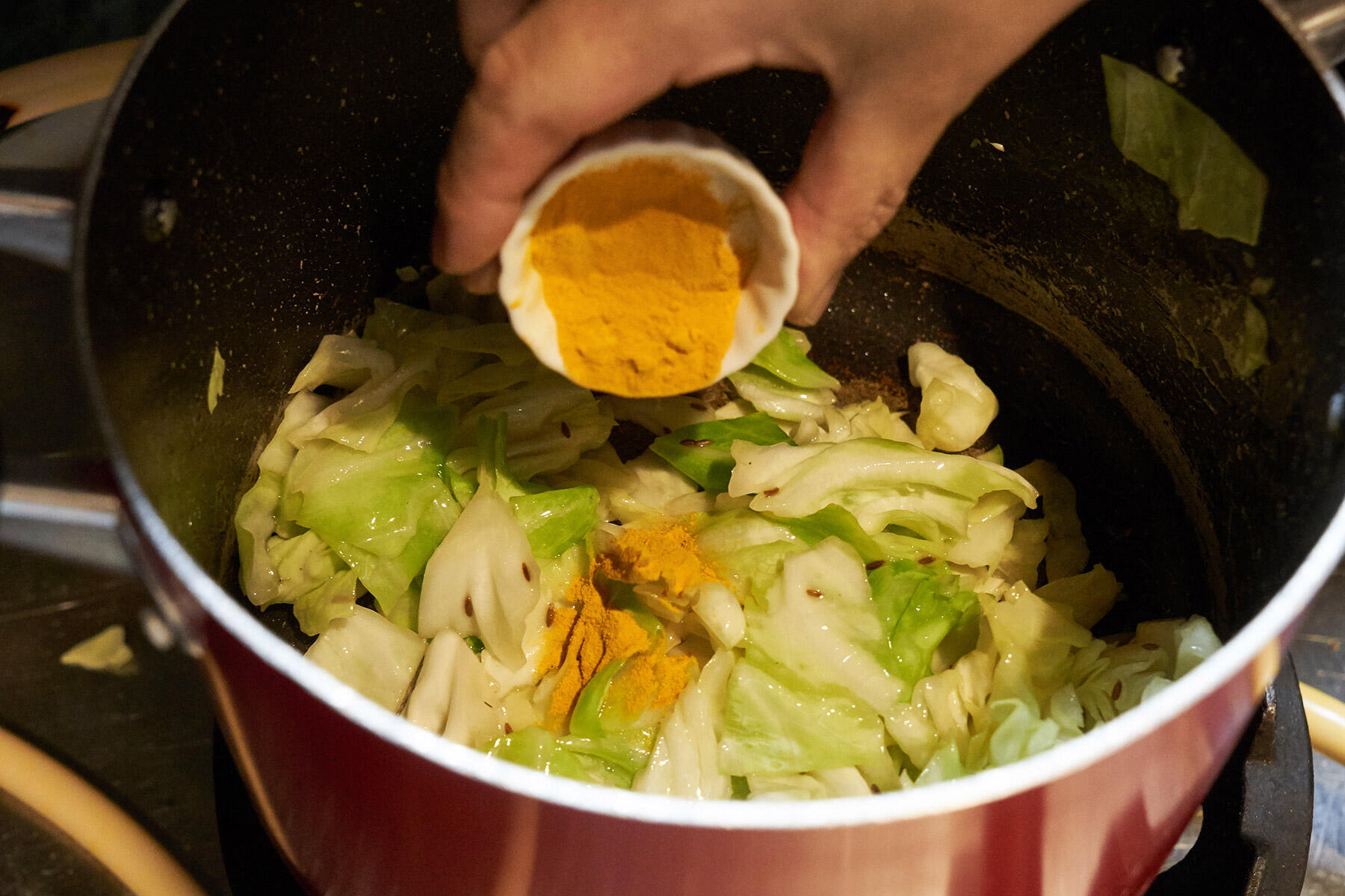 キャベツは歯ごたえも楽しめるように炒める