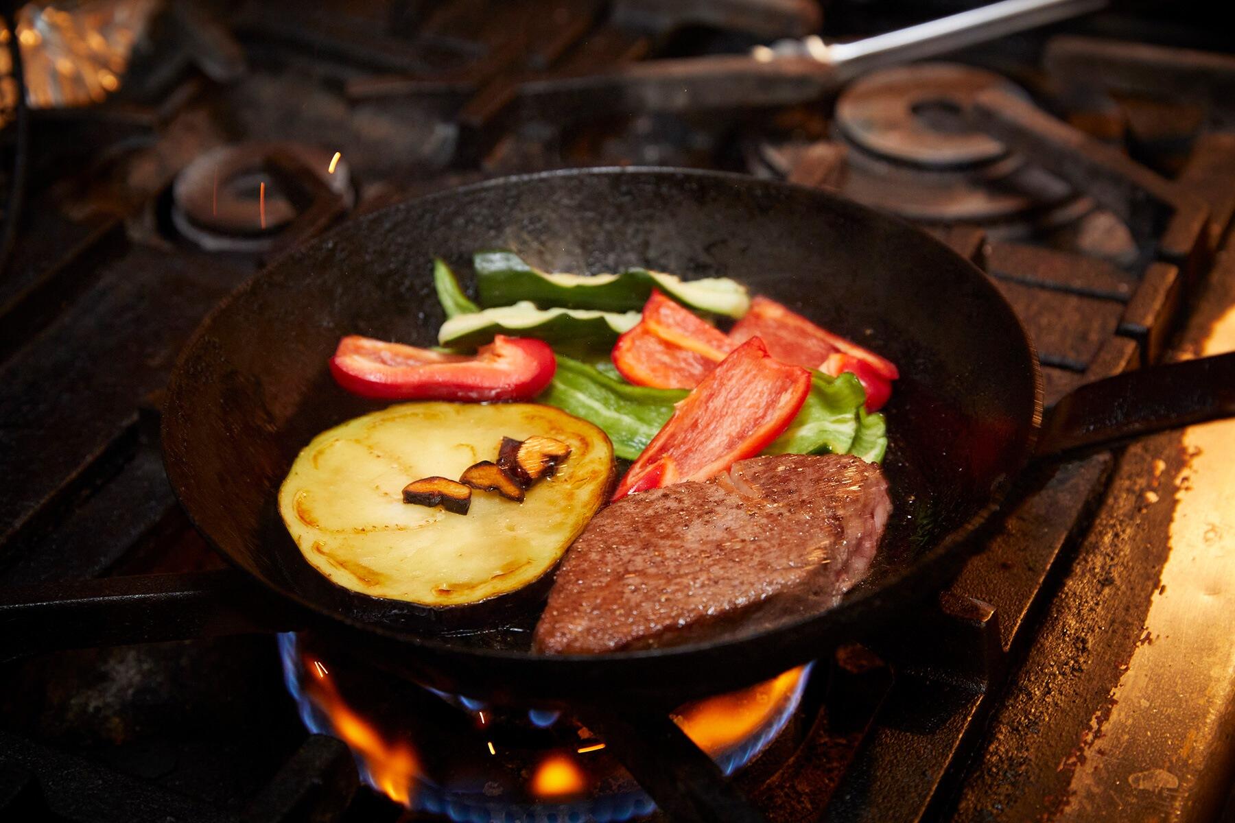 肉と野菜を焼く