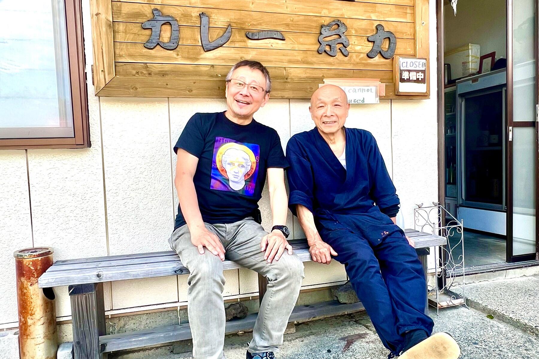 ベンチに座る2人の男性