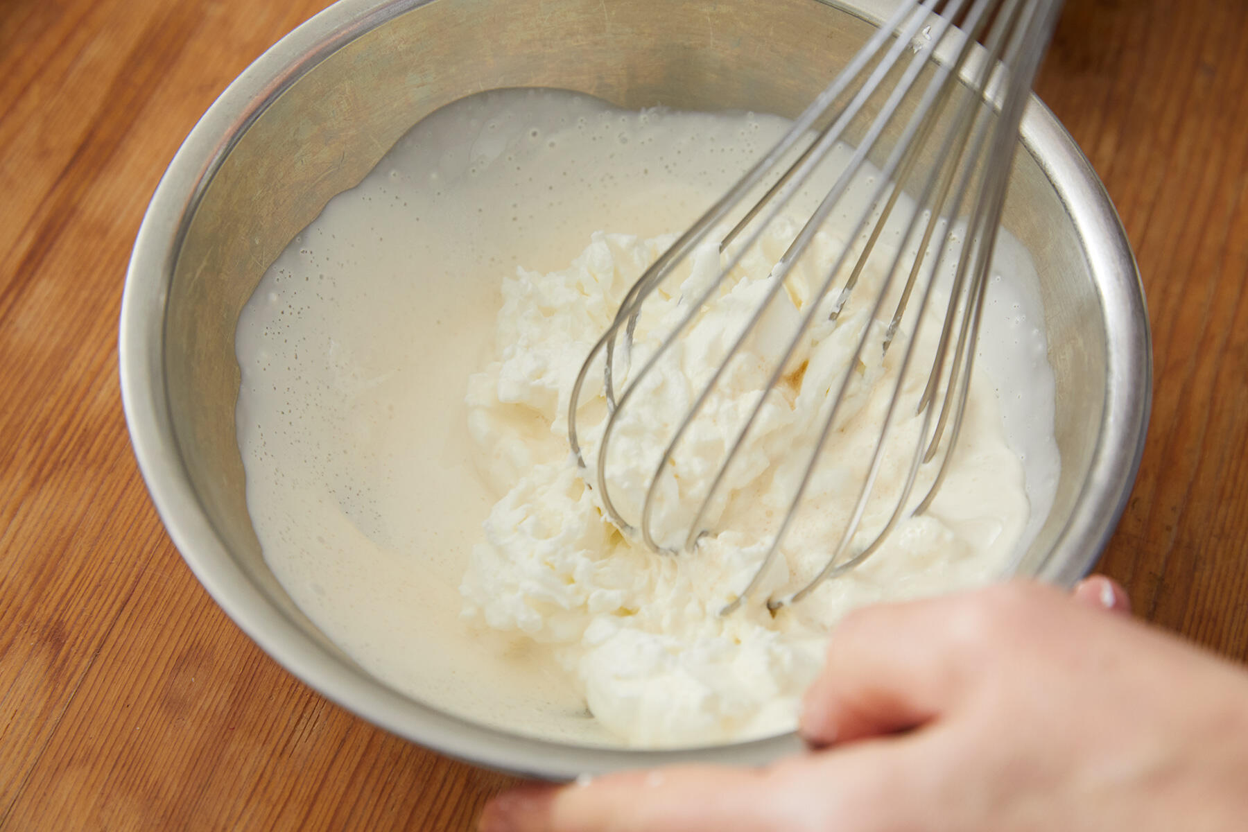 ヨーグルトクリームをつくる