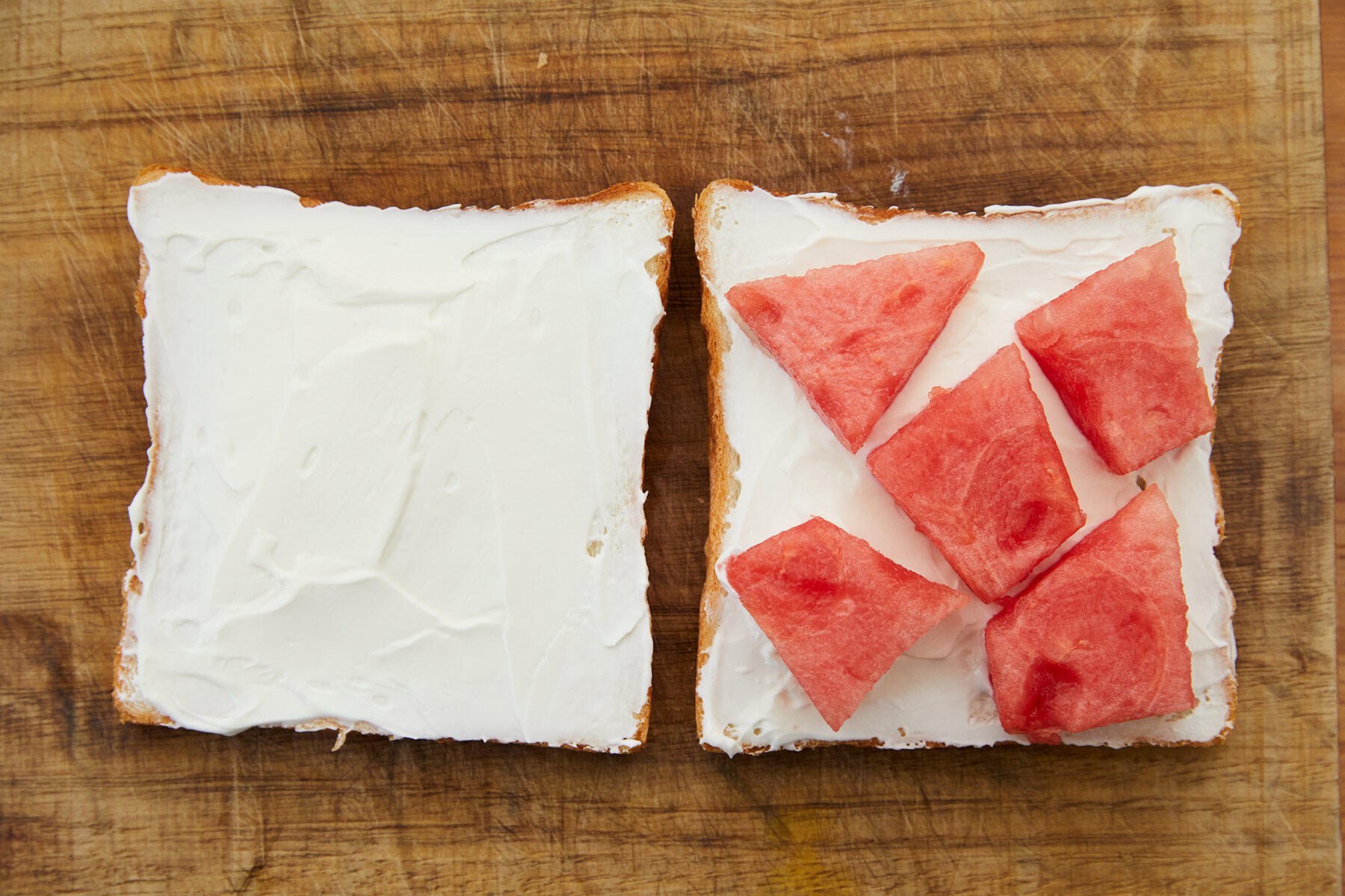 スイカをパンにのせる