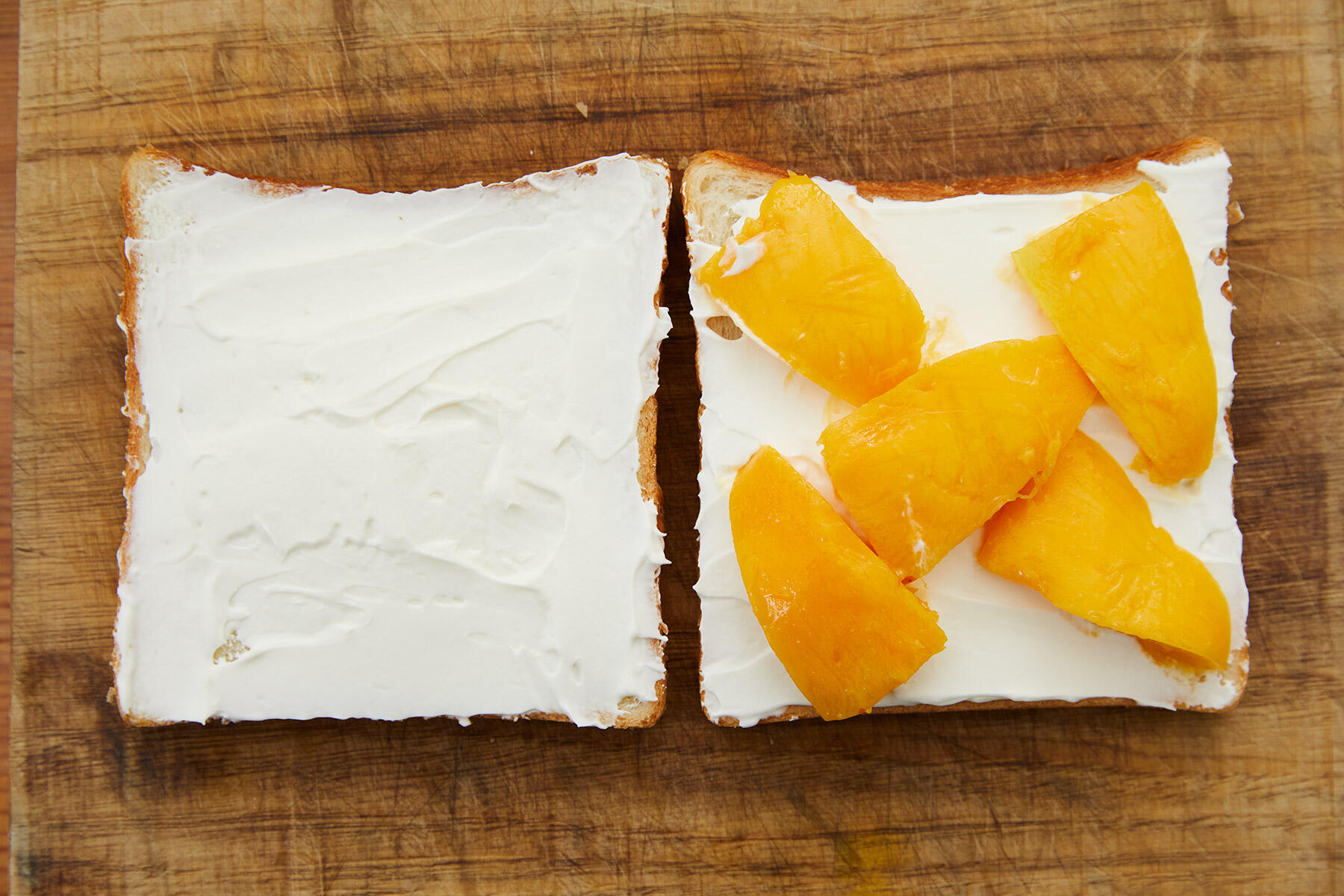 マンゴーをパンにのせる