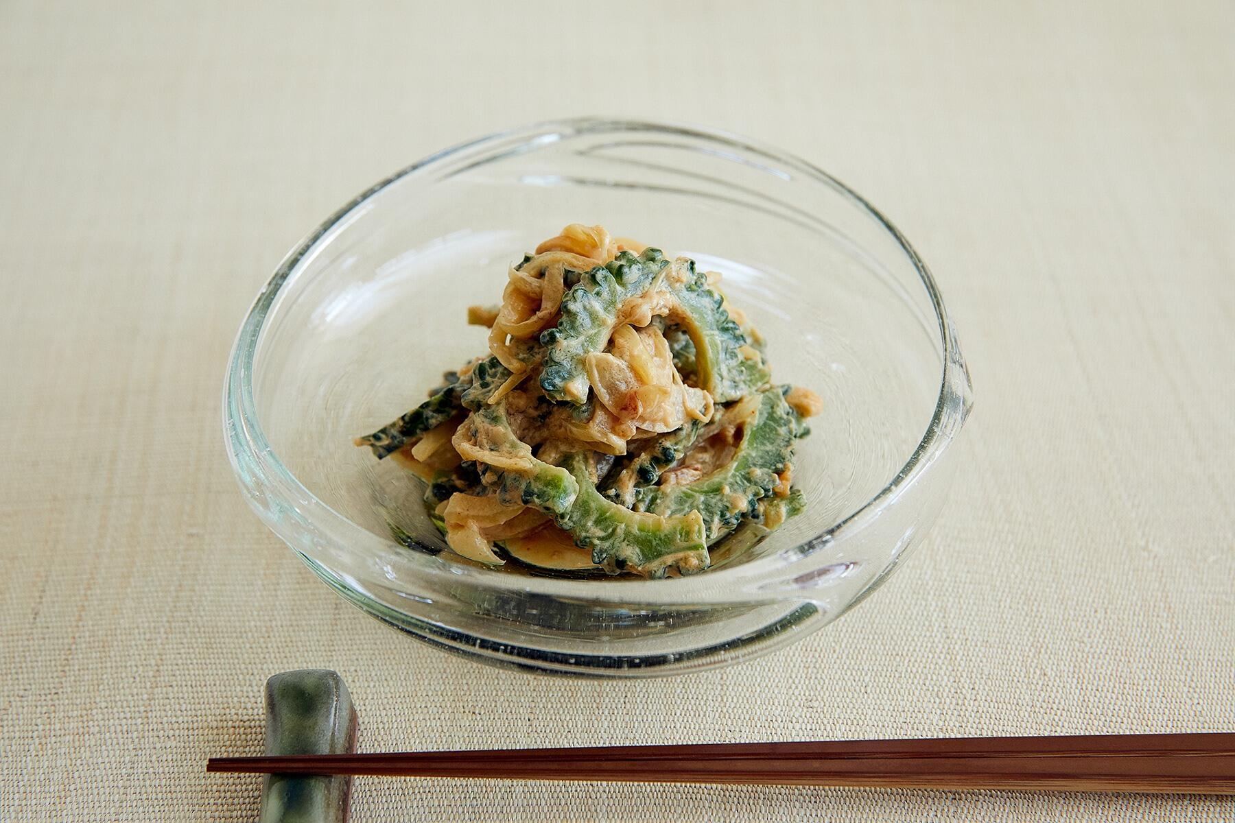 ちょっと意外な組み合わせ“ゴーヤーと玉ねぎのピーナッツ酢和え”