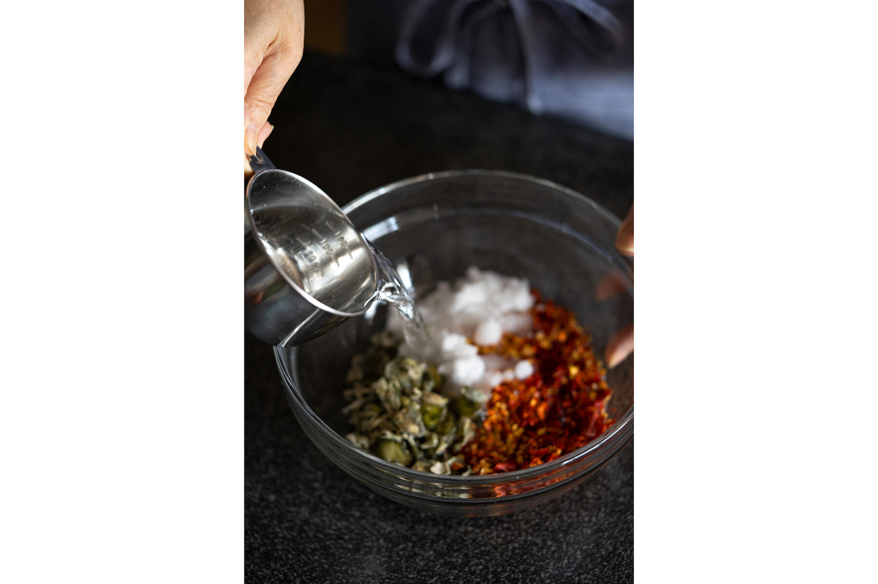 塩と水を加える