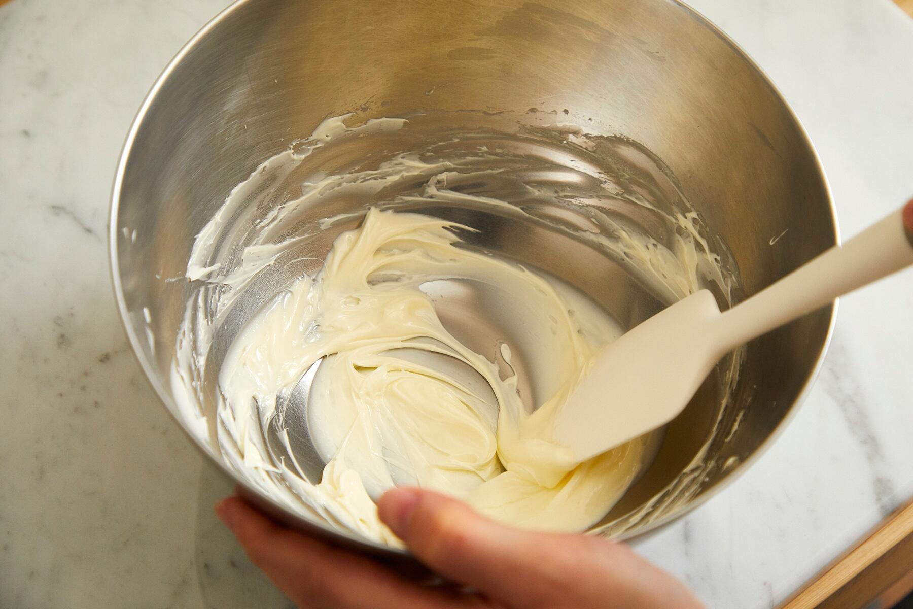 バターと砂糖を混ぜる