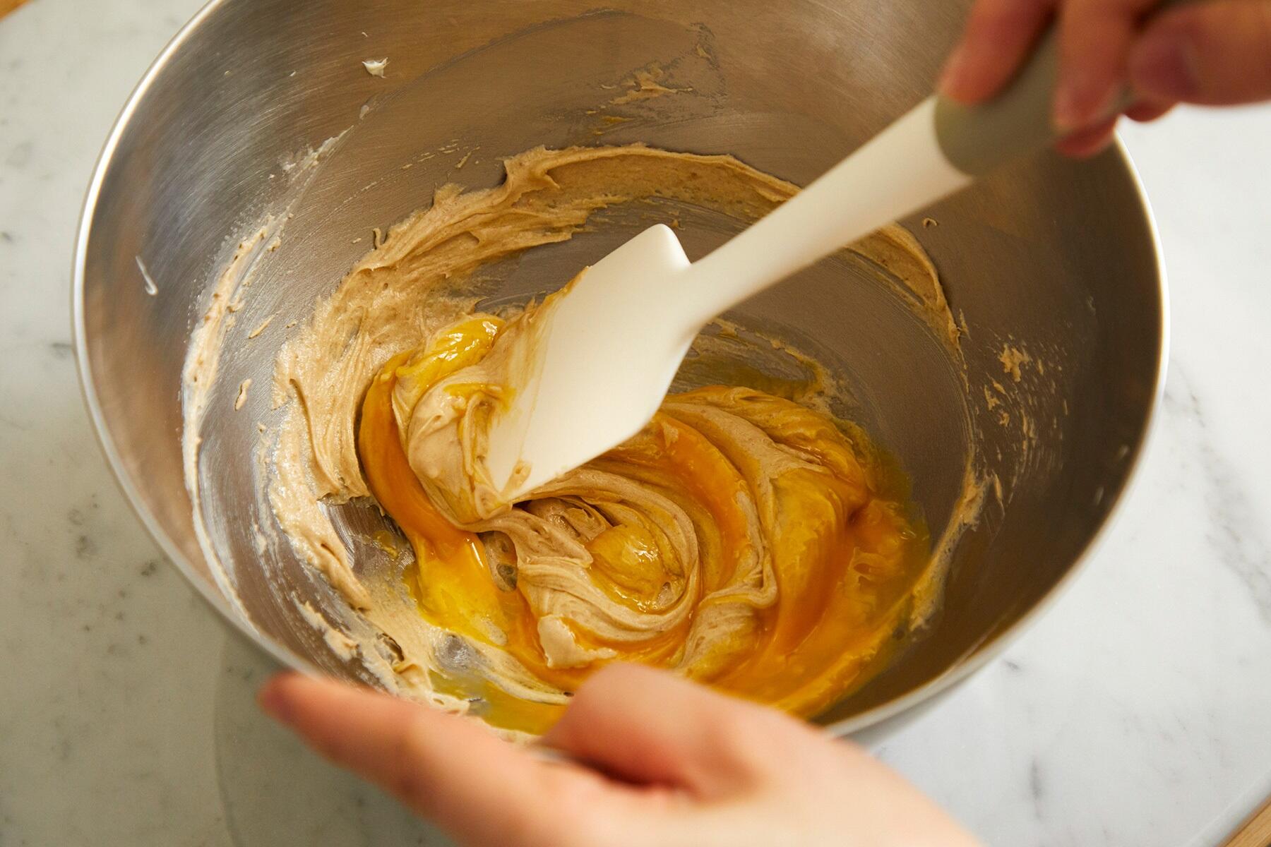 卵とバニラオイルを加える