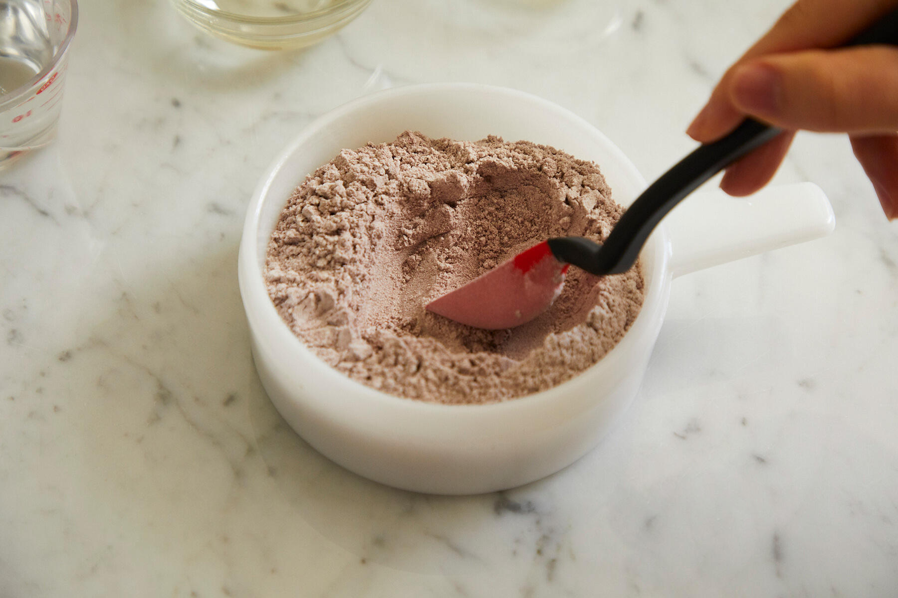 型に粉類と砂糖を入れる