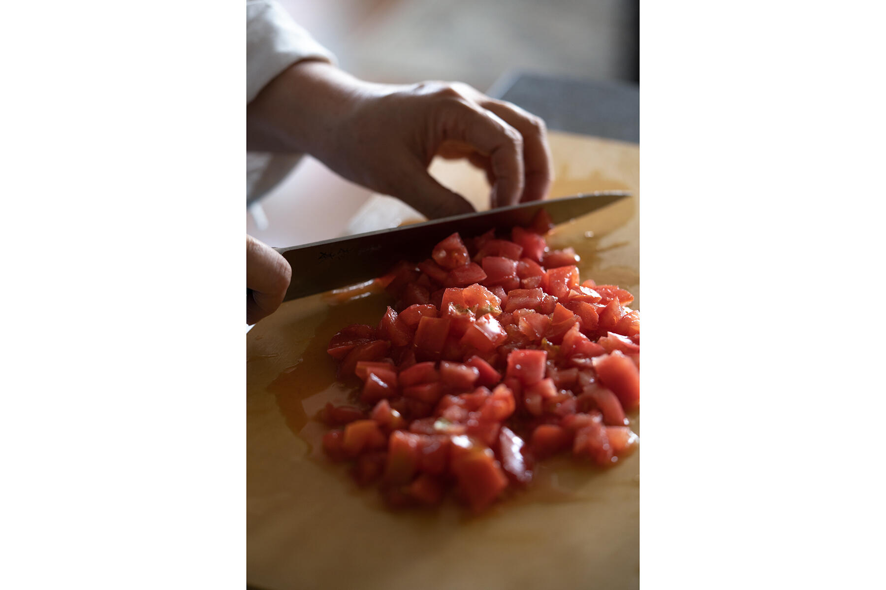 トマトをカットする