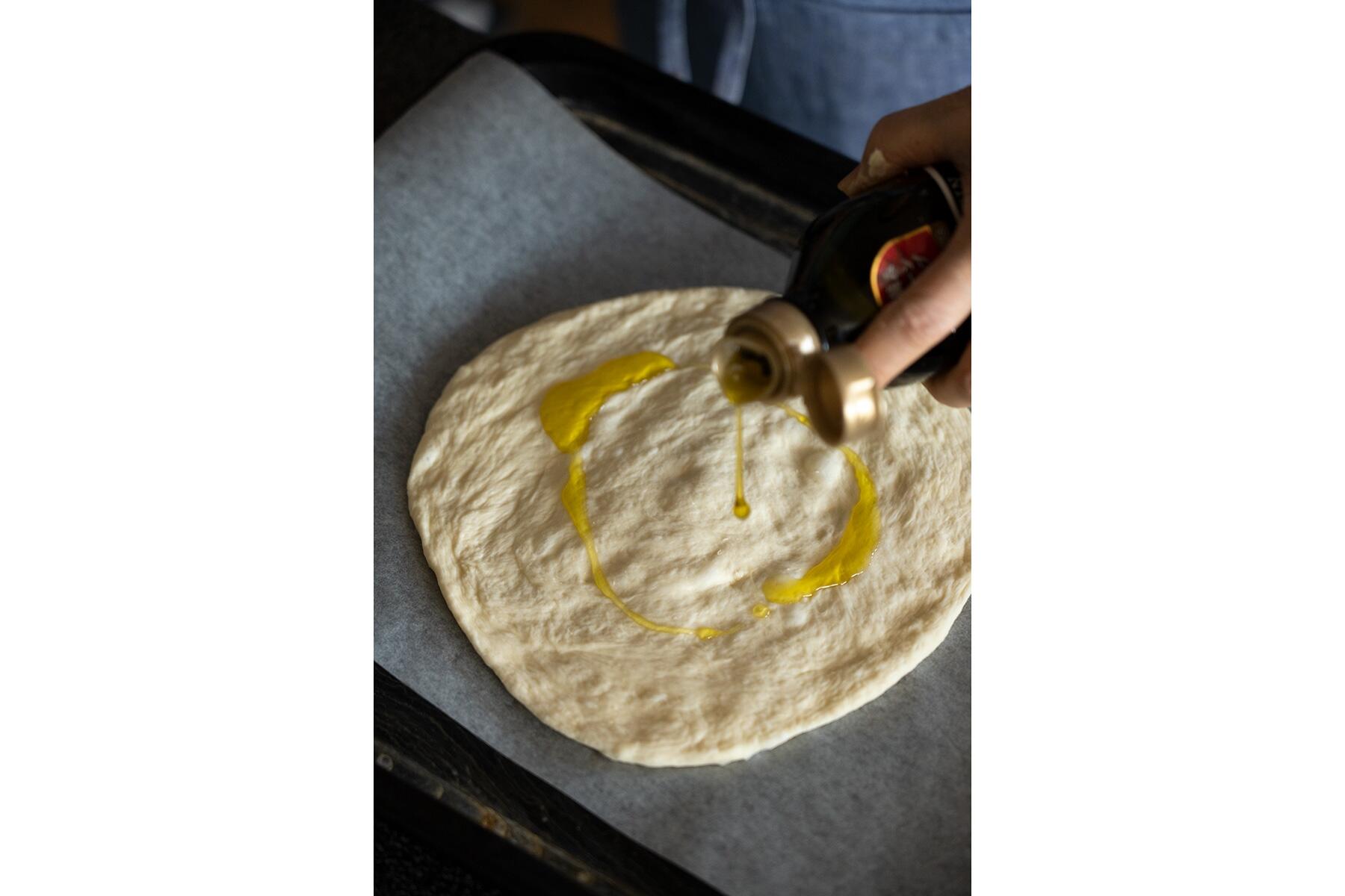 生地に調味料をかける