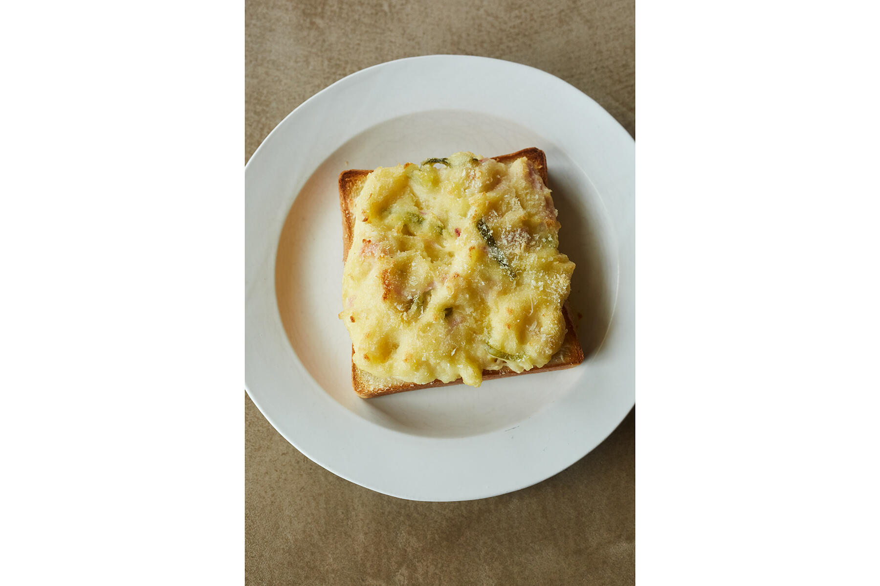 ピーマンがアクセントの“ポテサラトースト”