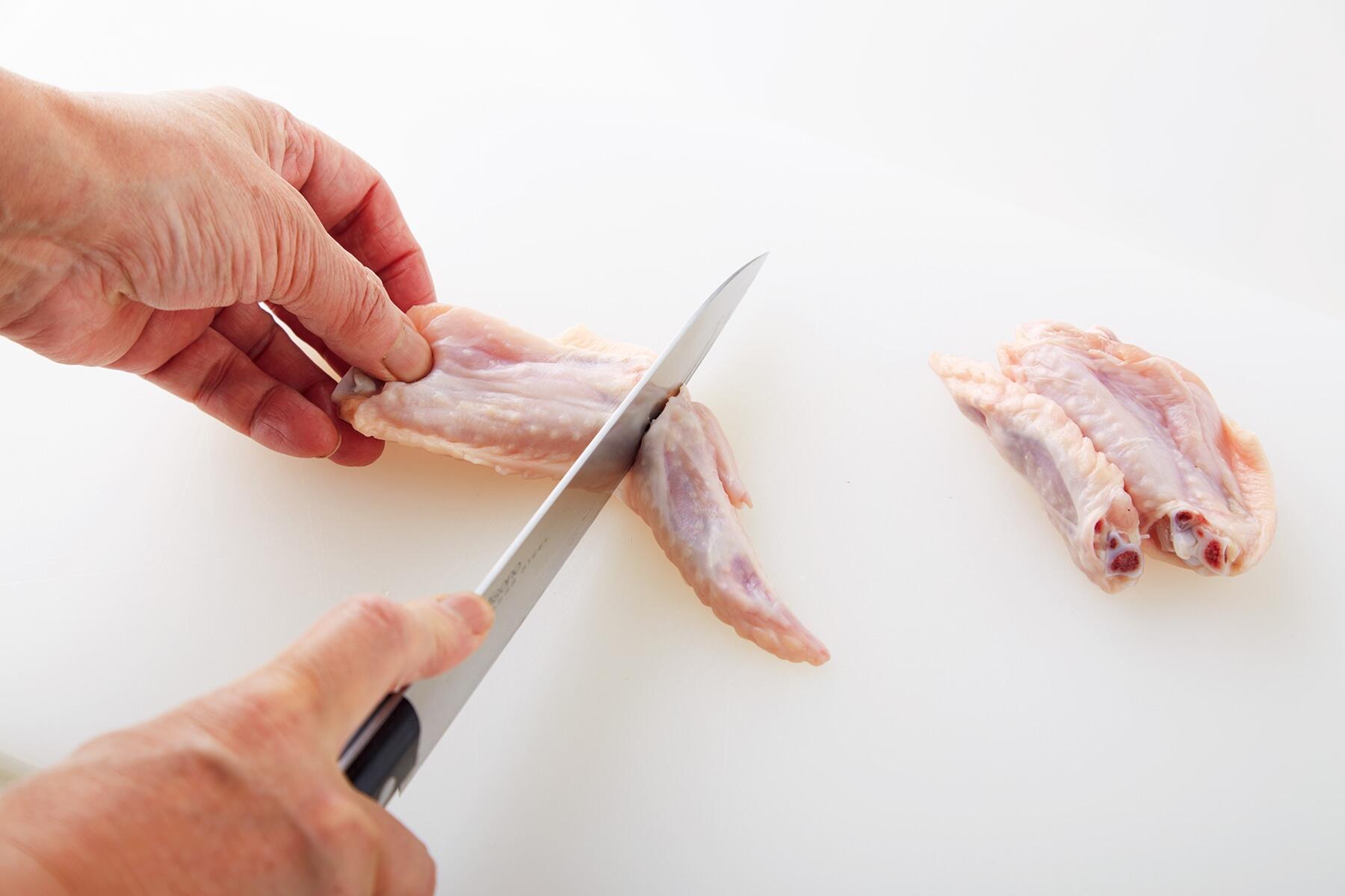 手羽先をカットする
