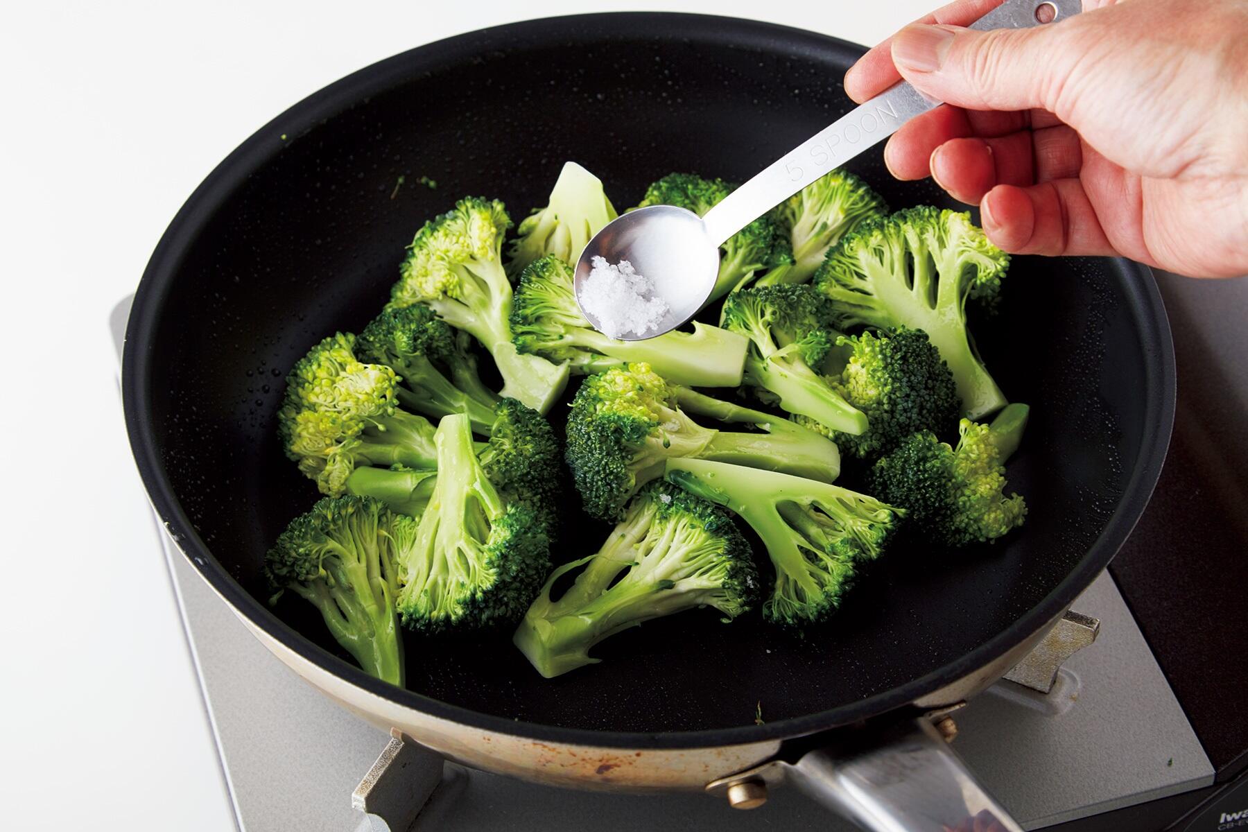 ブロッコリーを蒸しゆでにする