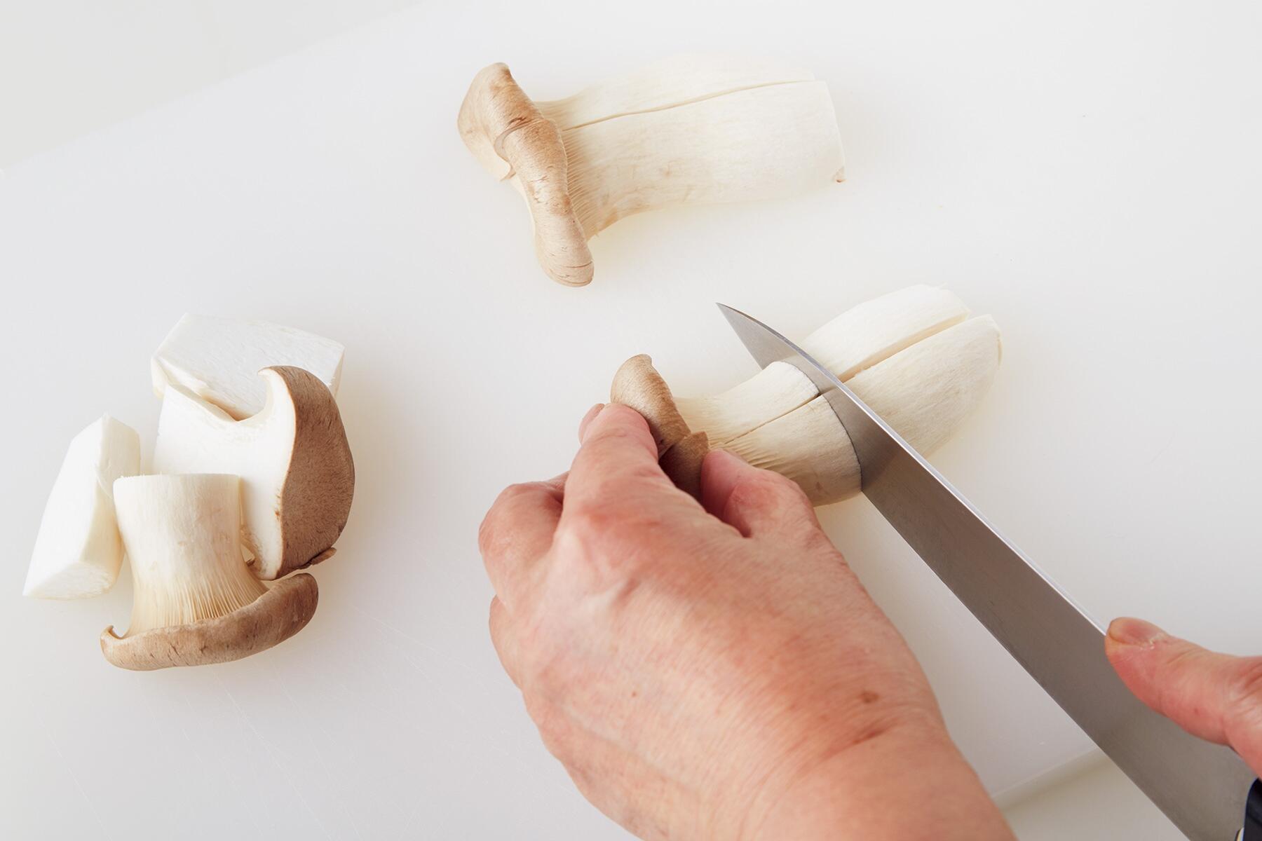 エリンギをカットする