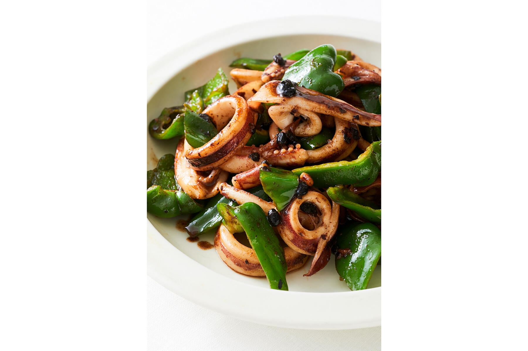 発酵の旨味と旬の食材のかけ算“ピーマンといかの豆?（トウチ）炒め”