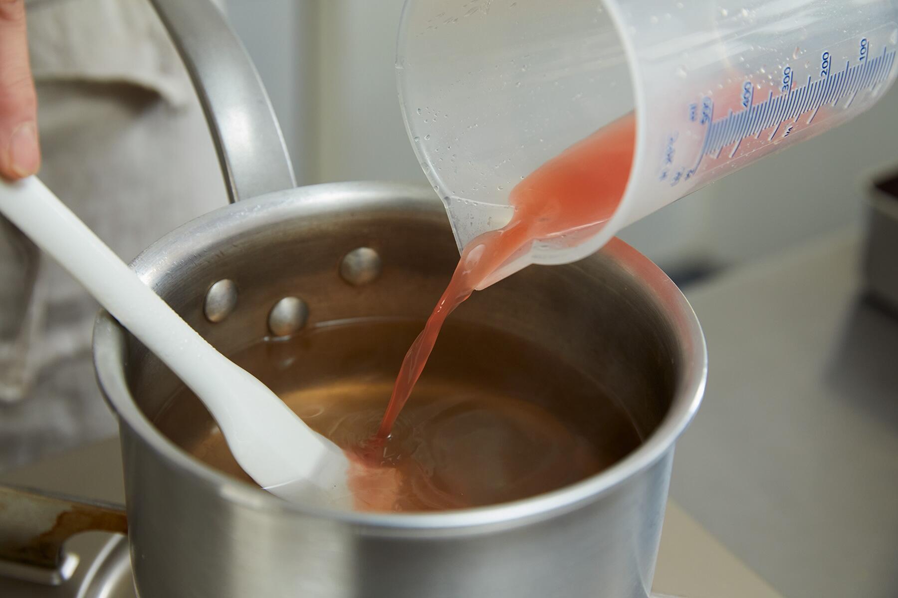 上白糖を加える