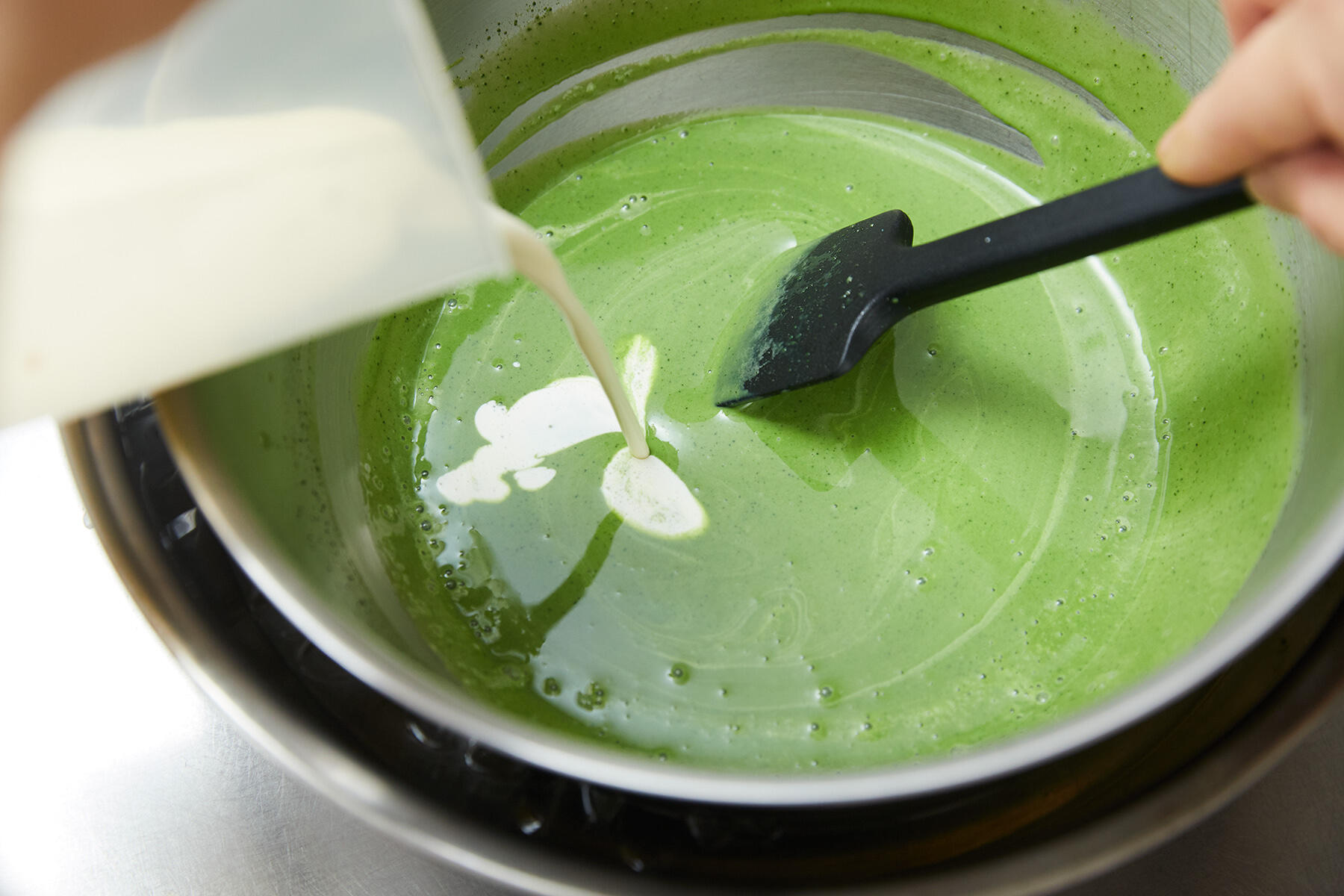 生クリームを加える