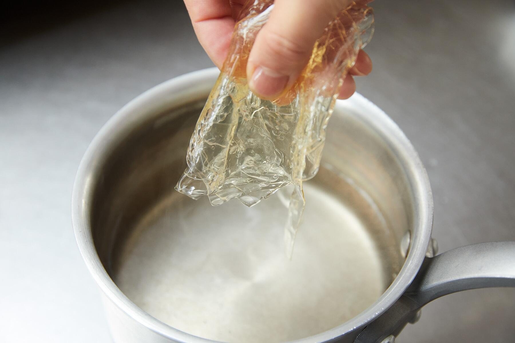 ゼラチンを溶かす