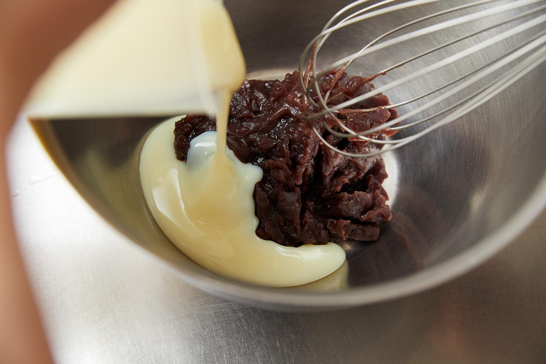 ミルクと粒あんを混ぜる