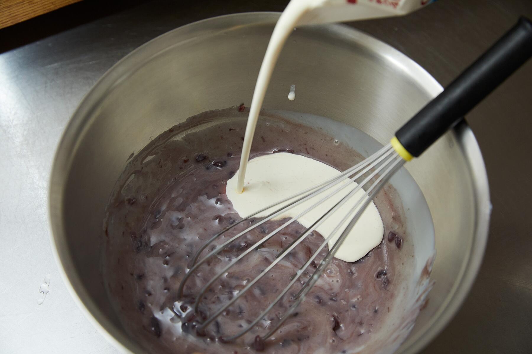 生クリームを加える