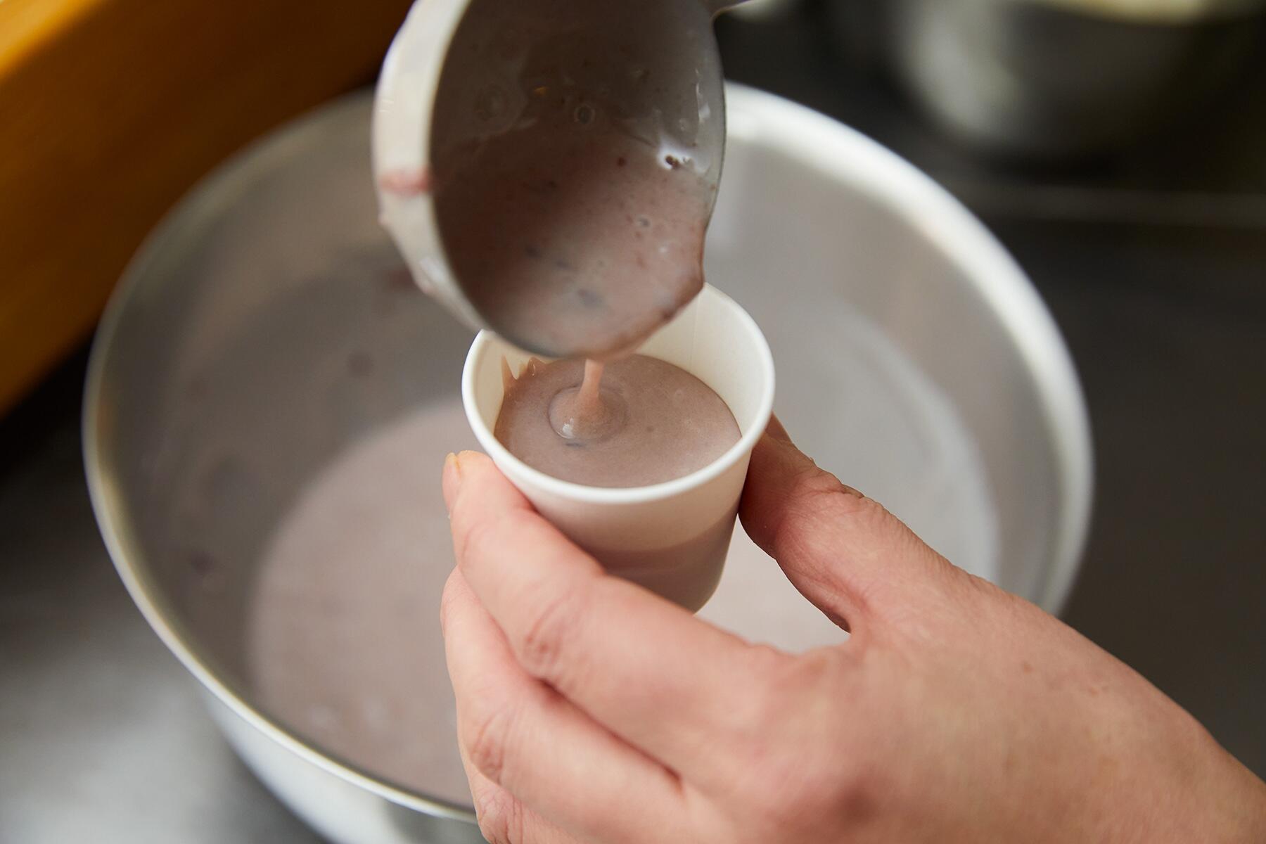 紙コップに入れる