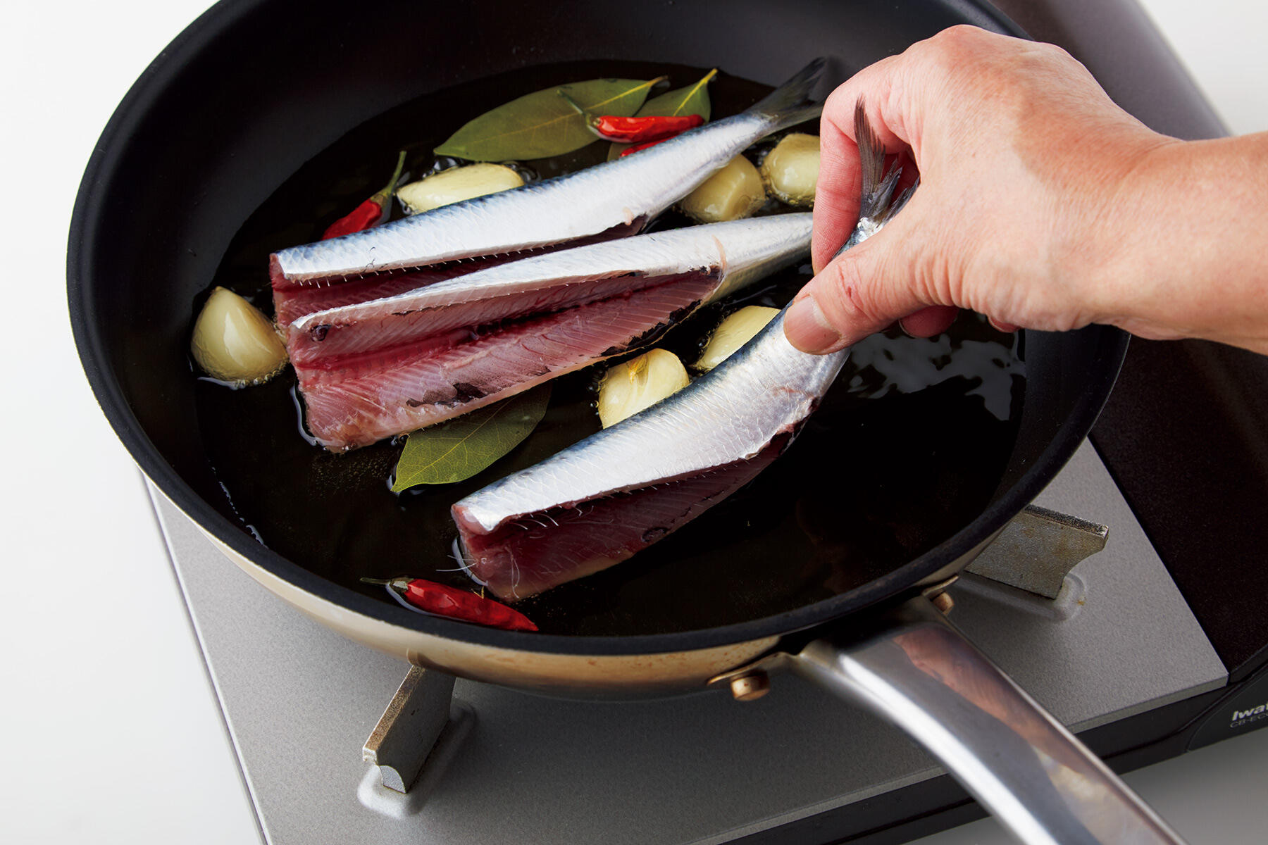 イワシを並べ入れる