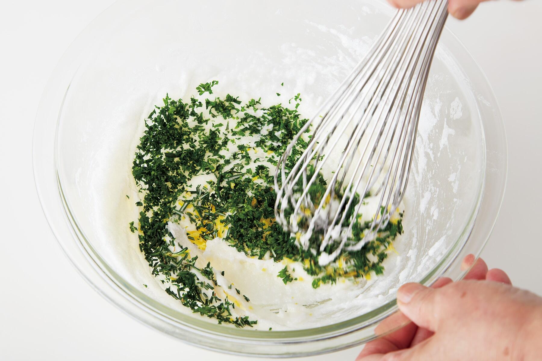 ハーブ類を加える