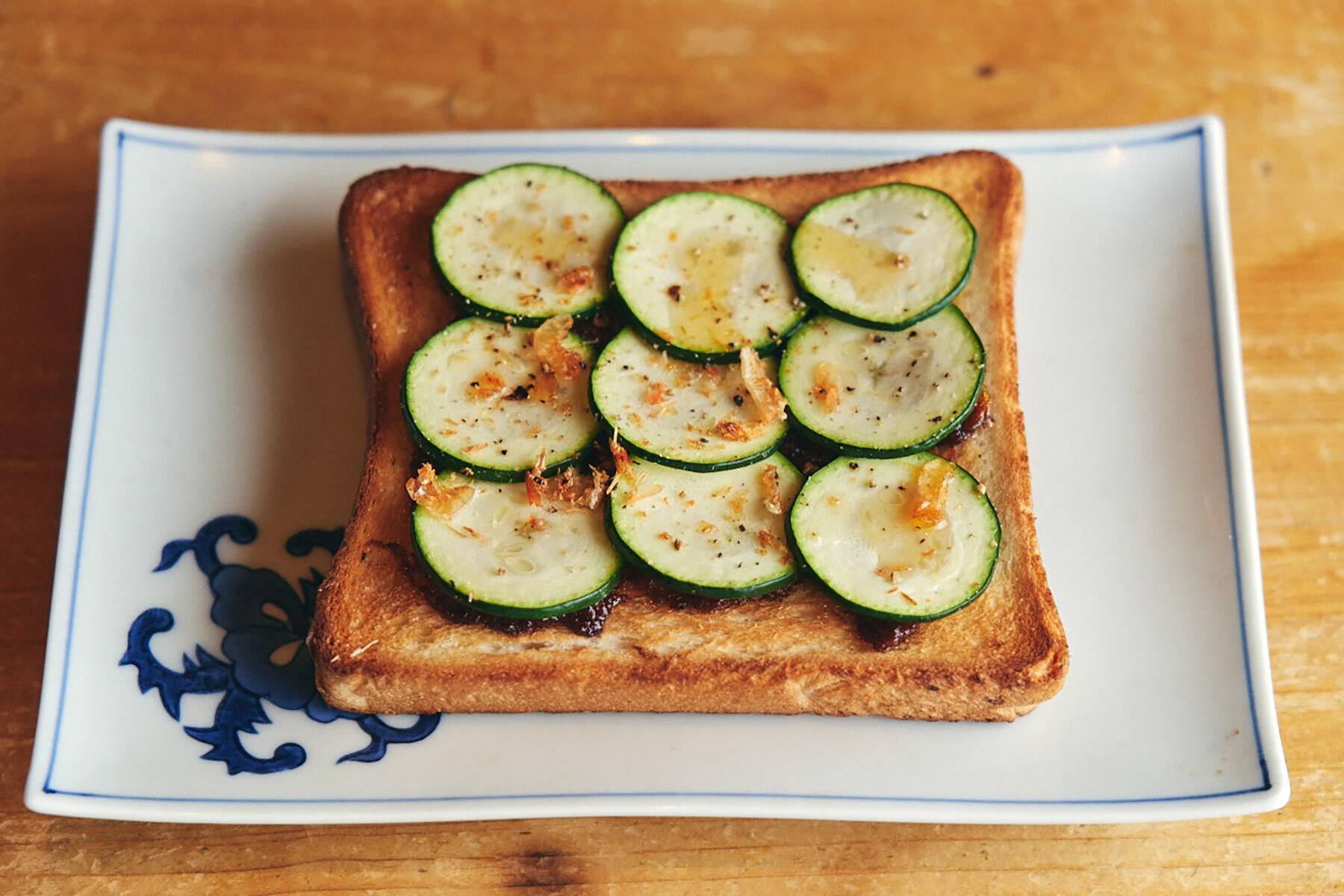 濃厚な旨味の“ズッキーニと桜海老のXO醤トースト”