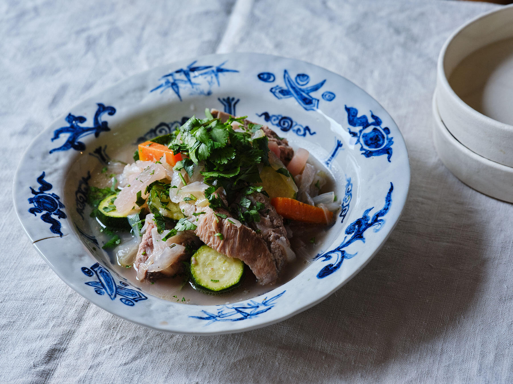 糀や発酵の旨味を活かした“スペアリブとズッキーニの煮込み”