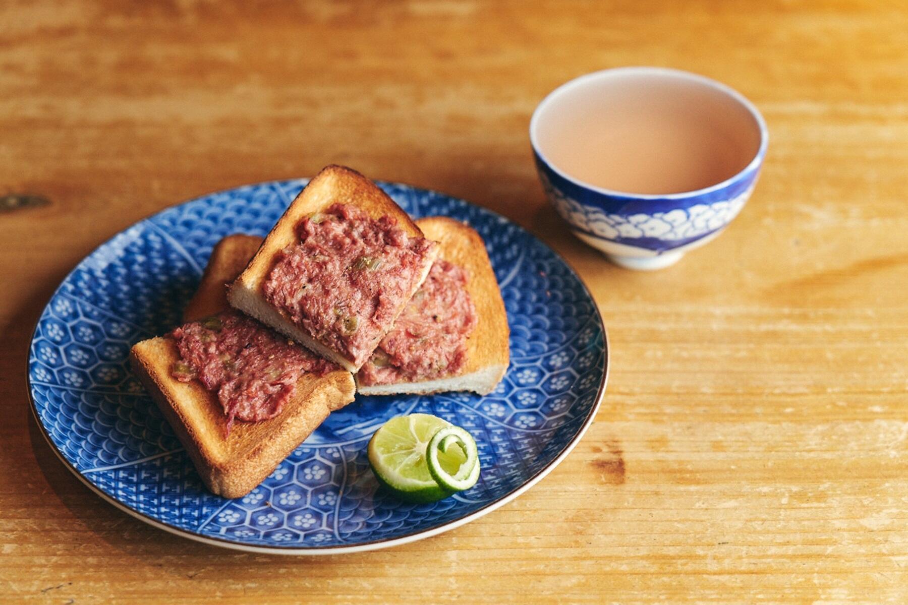 キレのある味わいの“コンビーフとわさび漬けトースト”
