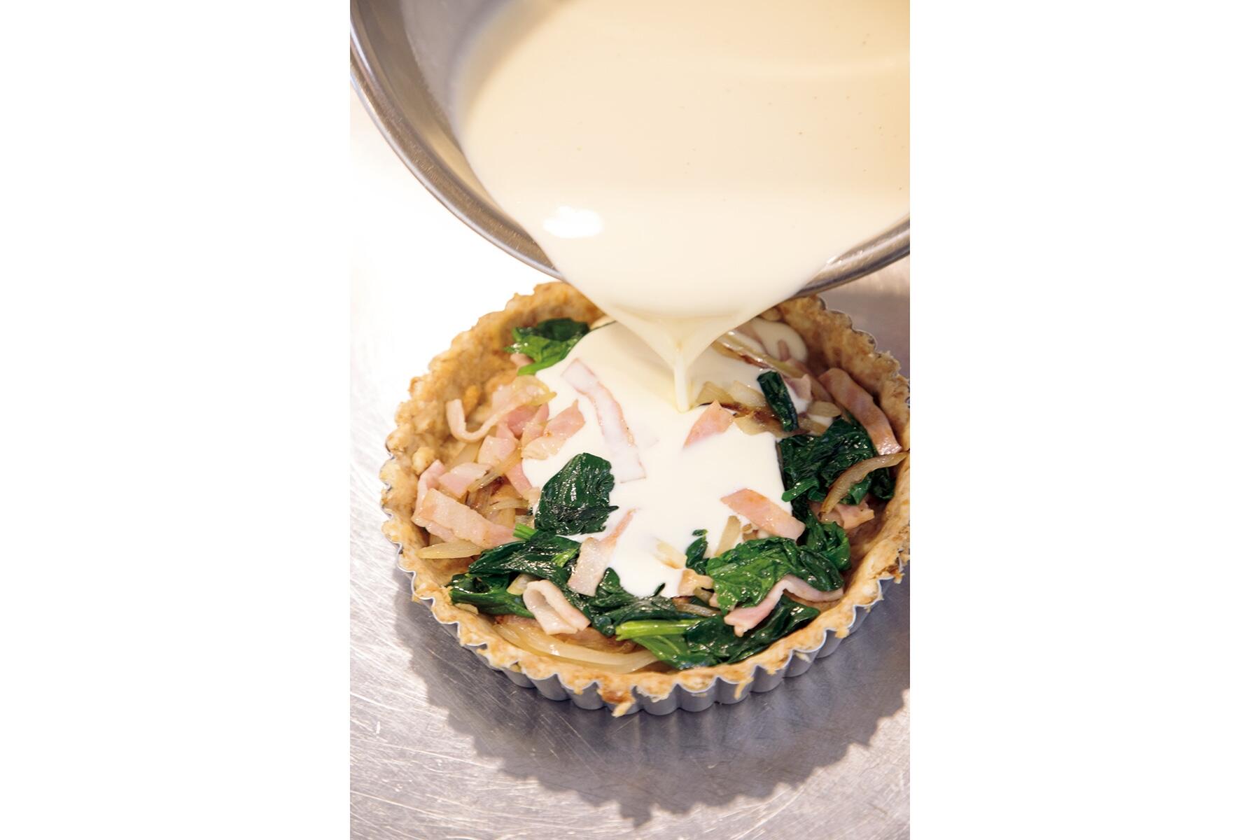 タルト型に卵液を注ぐ