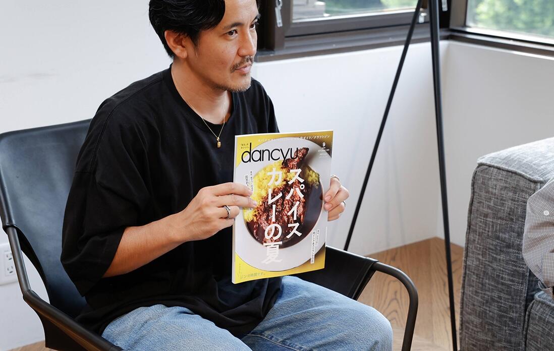 雑誌を手に取る森本さん