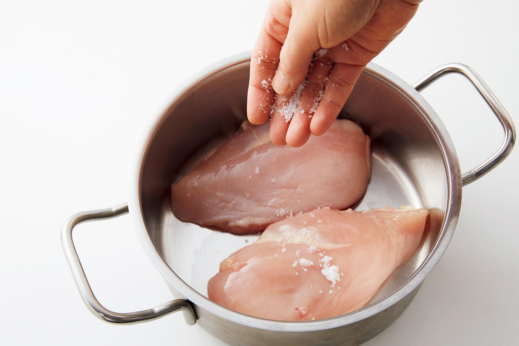 鶏肉に塩をふる