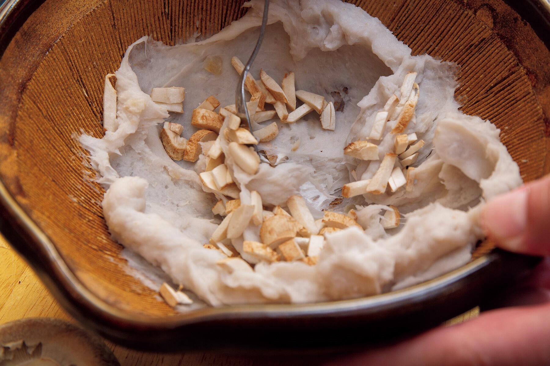 椎茸の石突きを取る