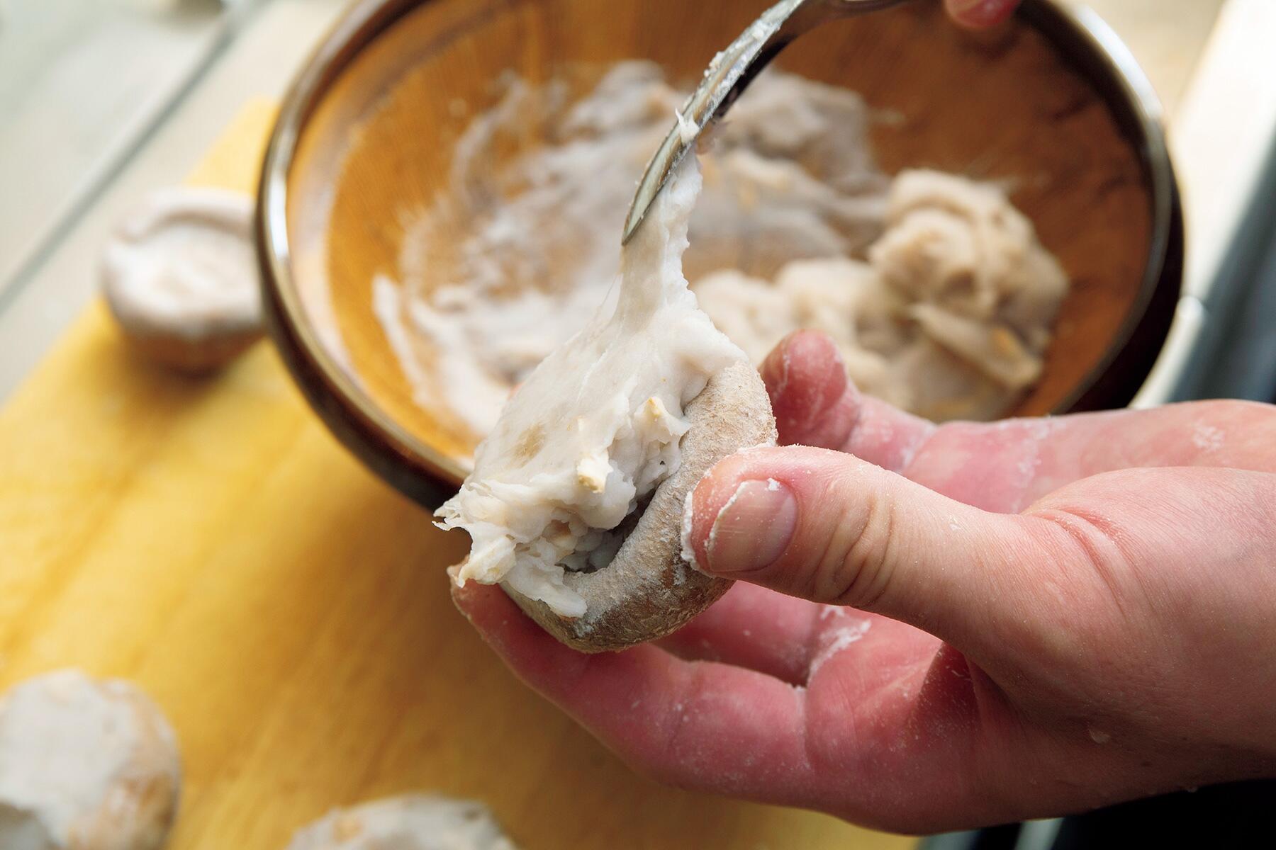 里芋を椎茸に詰める