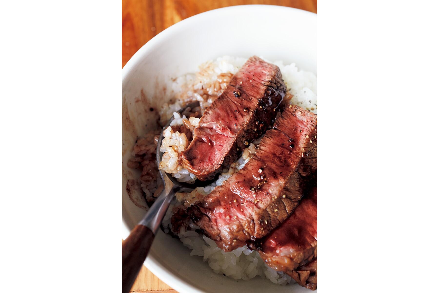 醤油バターがじゅわっと絡む“ステーキ丼”