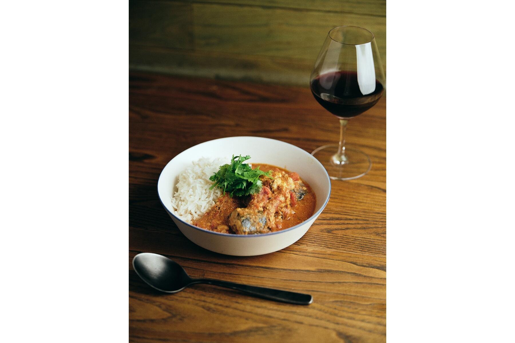 酸味の効いた爽快なスパイスカレー“鯖缶梅干しビンダルー”