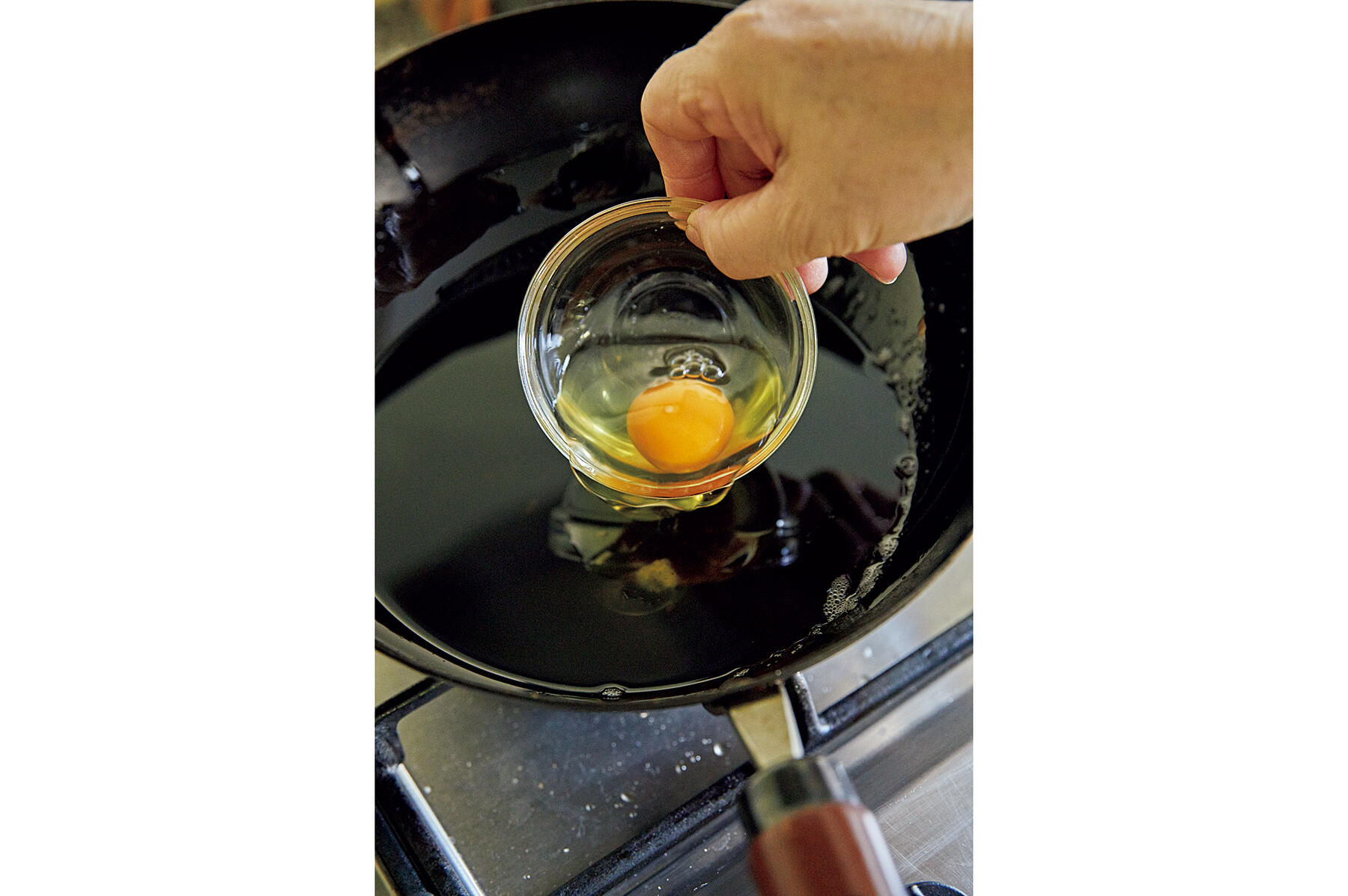 油に卵をいれる