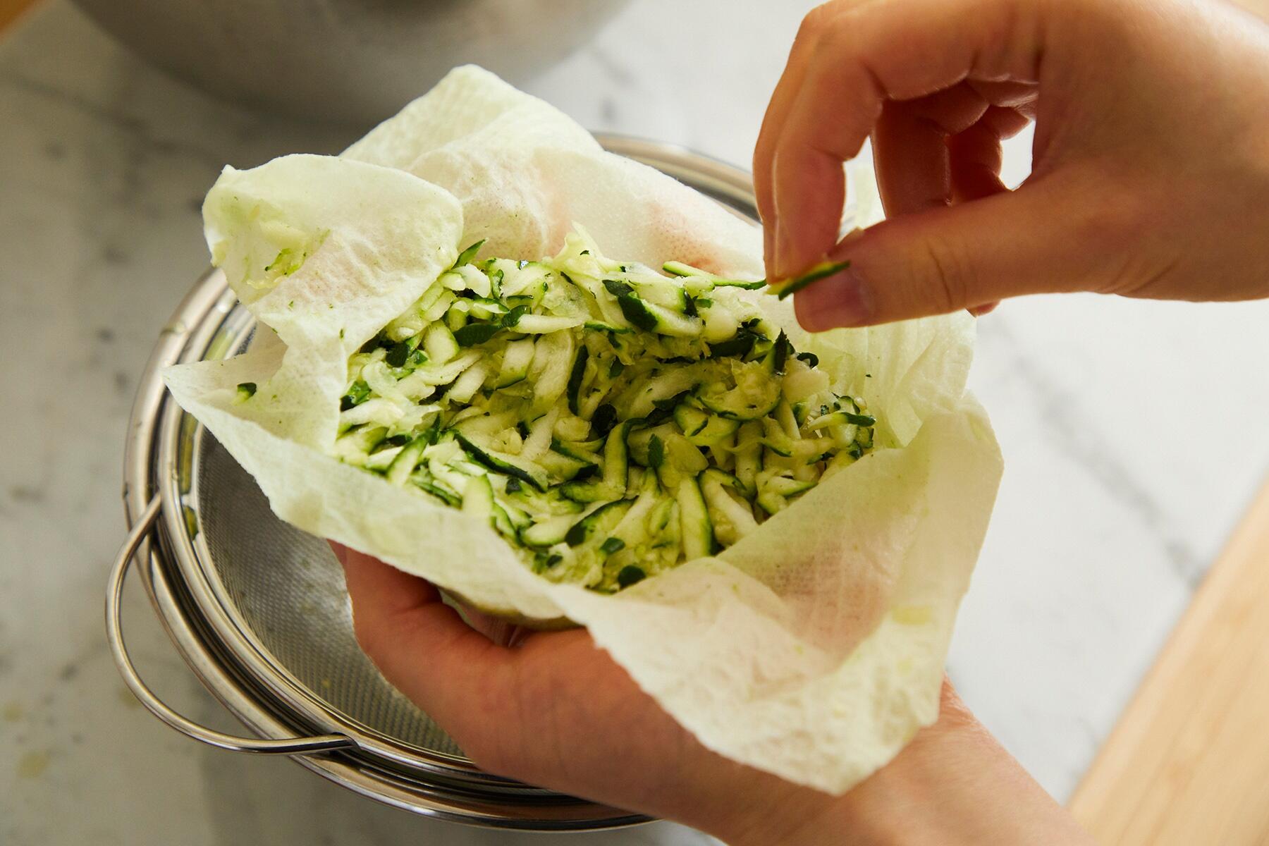 ズッキーニの水分をとる