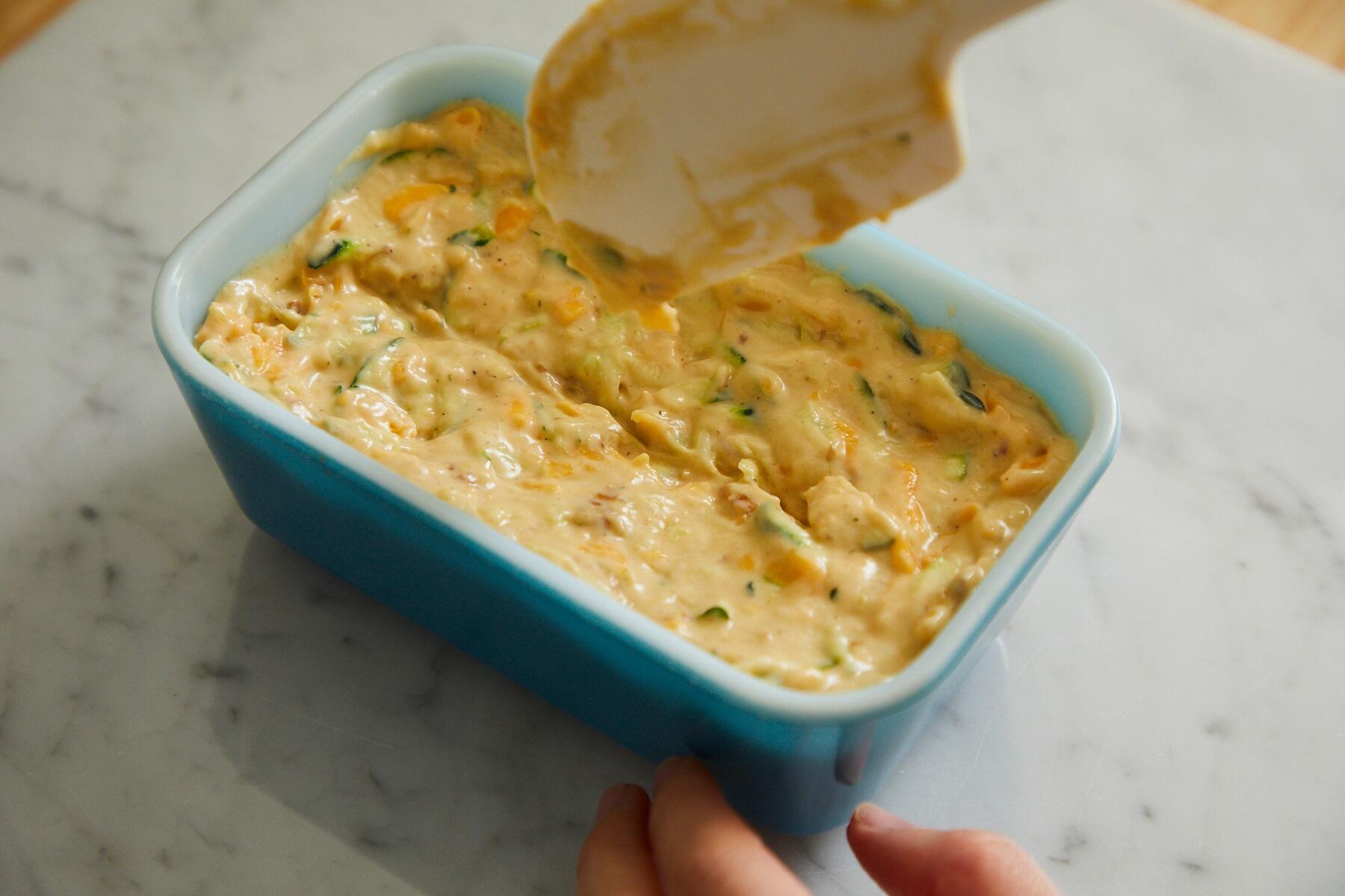 型に入れ、オーブンに入れる